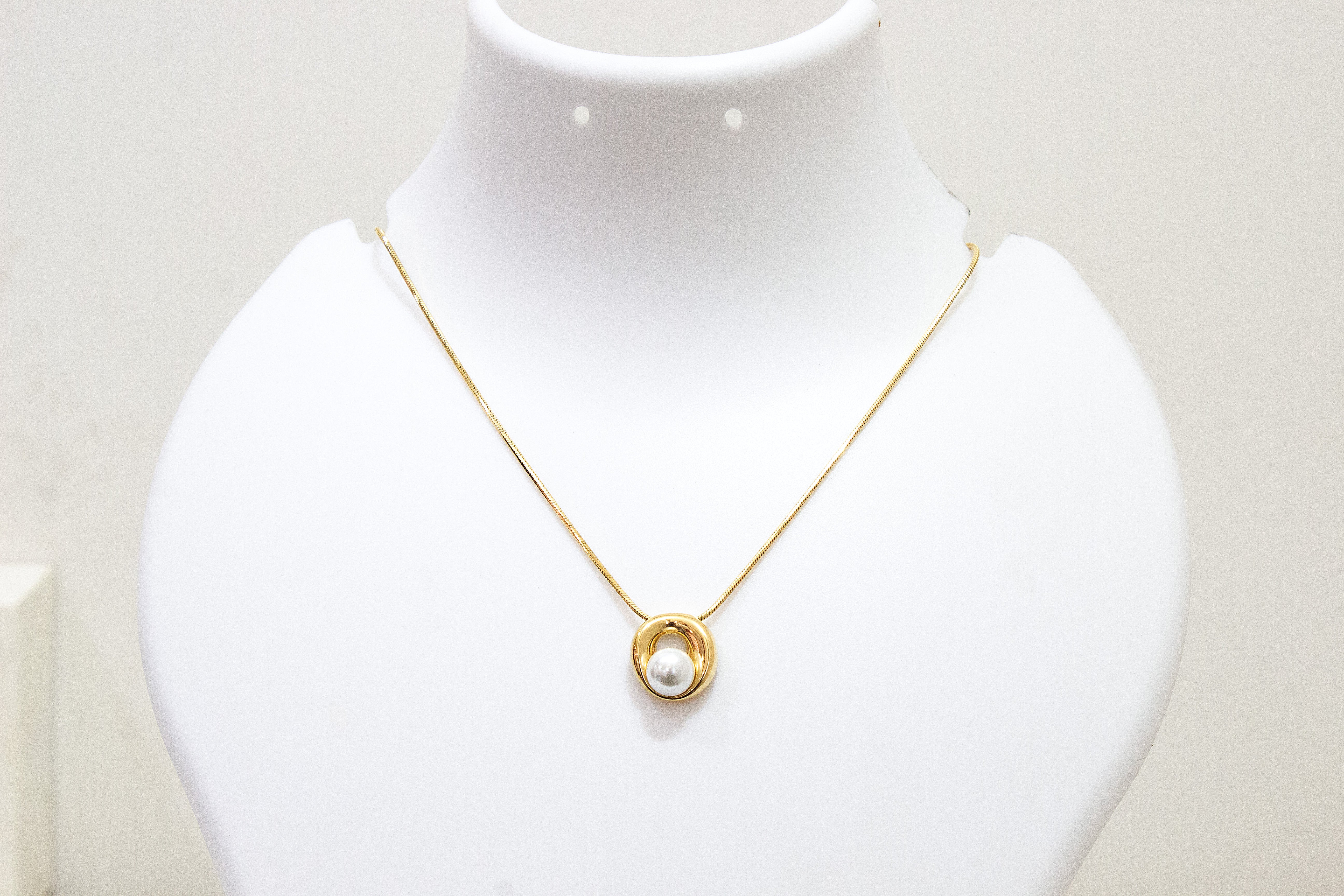 GOLDEN HALO PEARL NECKLACE