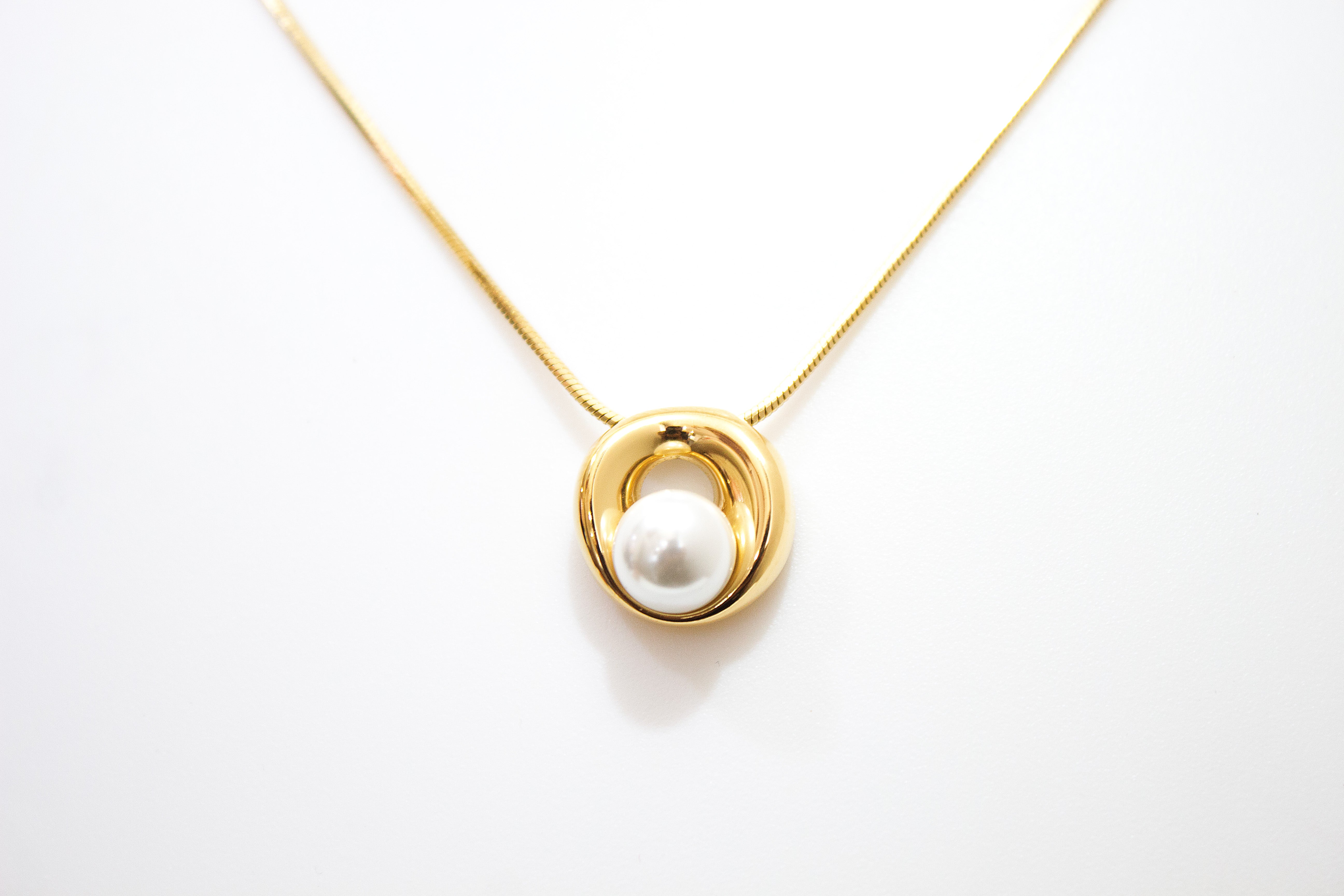 GOLDEN HALO PEARL NECKLACE