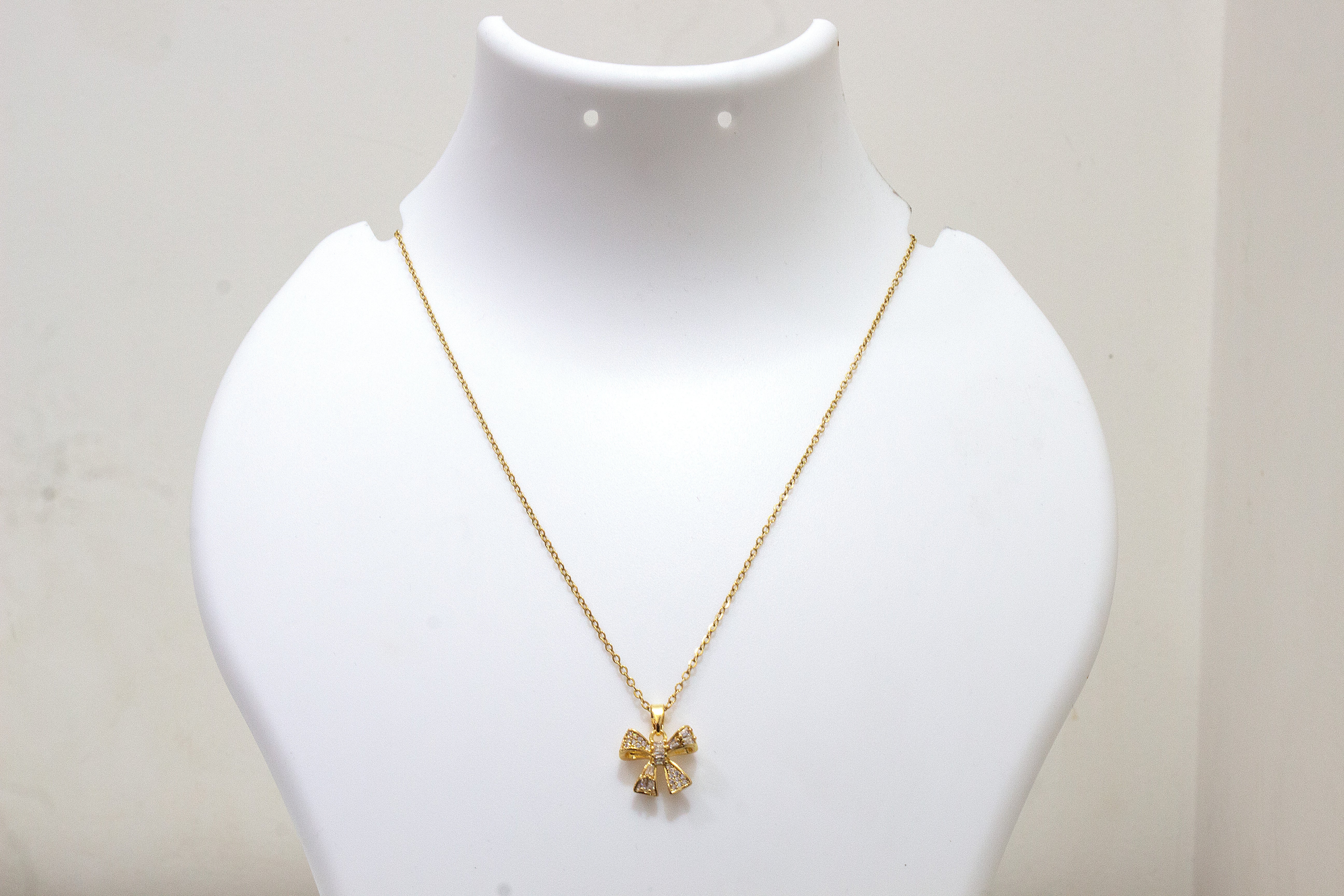 GLITTER BOW PENDANT NECKLACE
