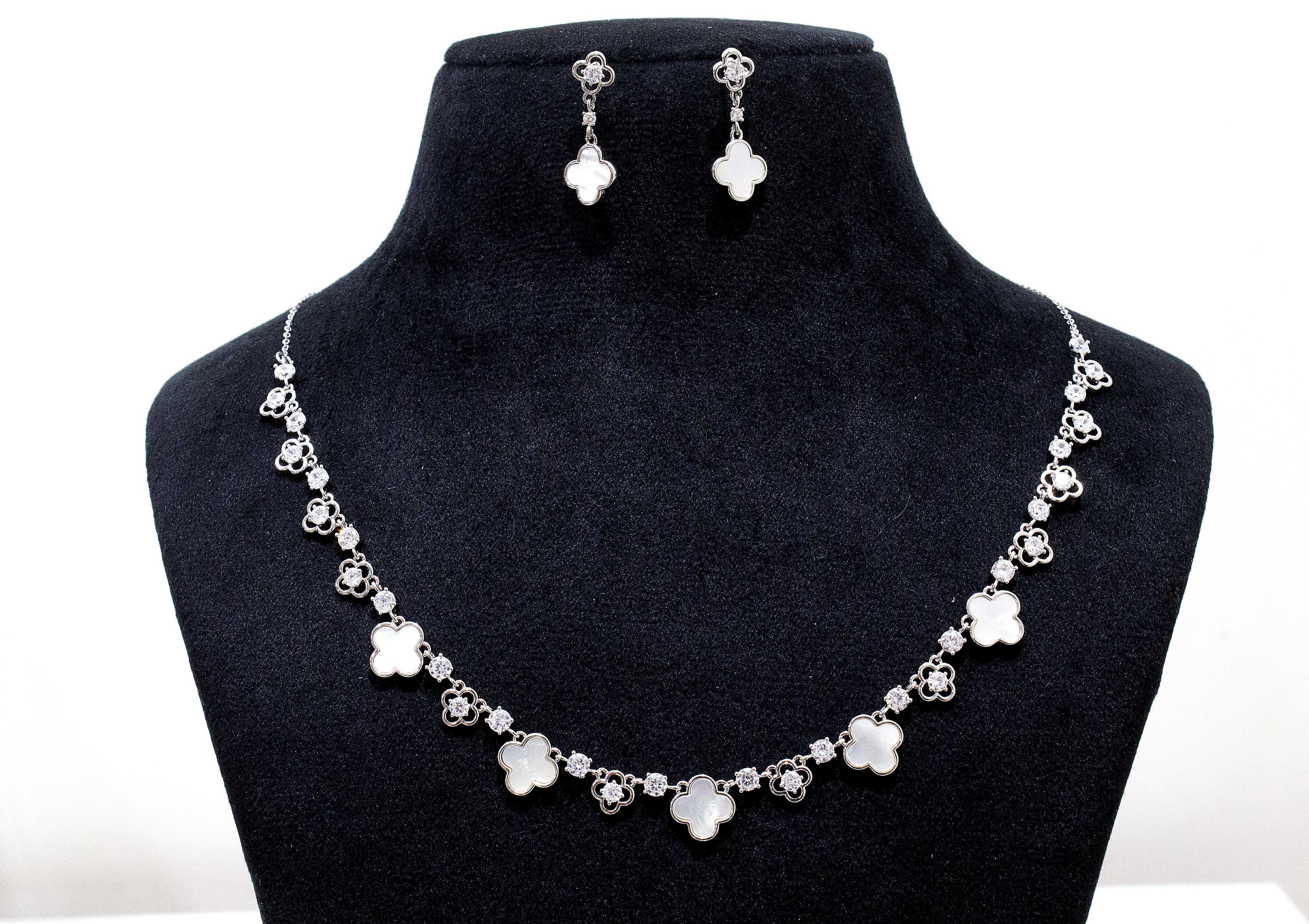 ELEGANT CLOVER-LINK NECKLACE