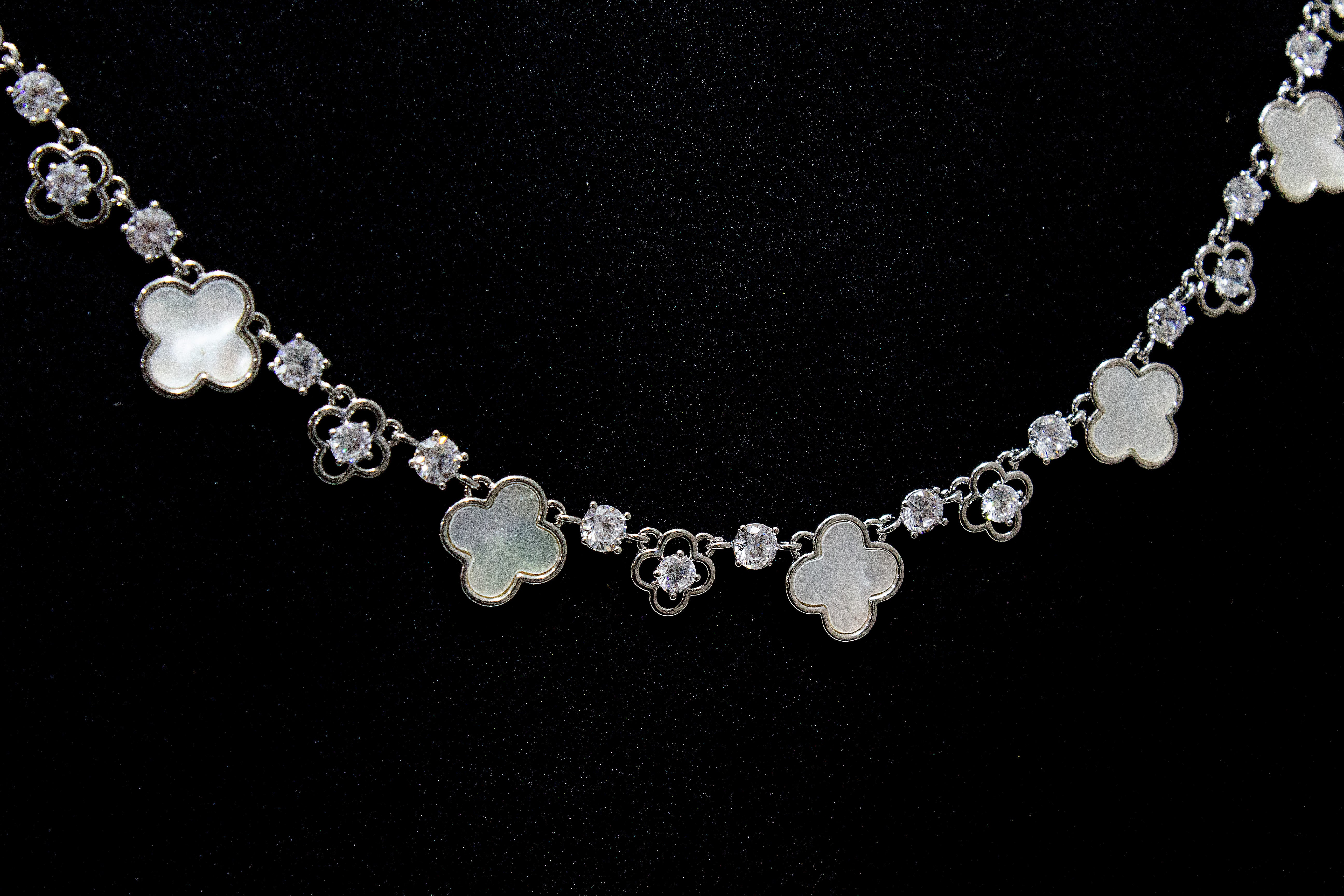 ELEGANT CLOVER-LINK NECKLACE