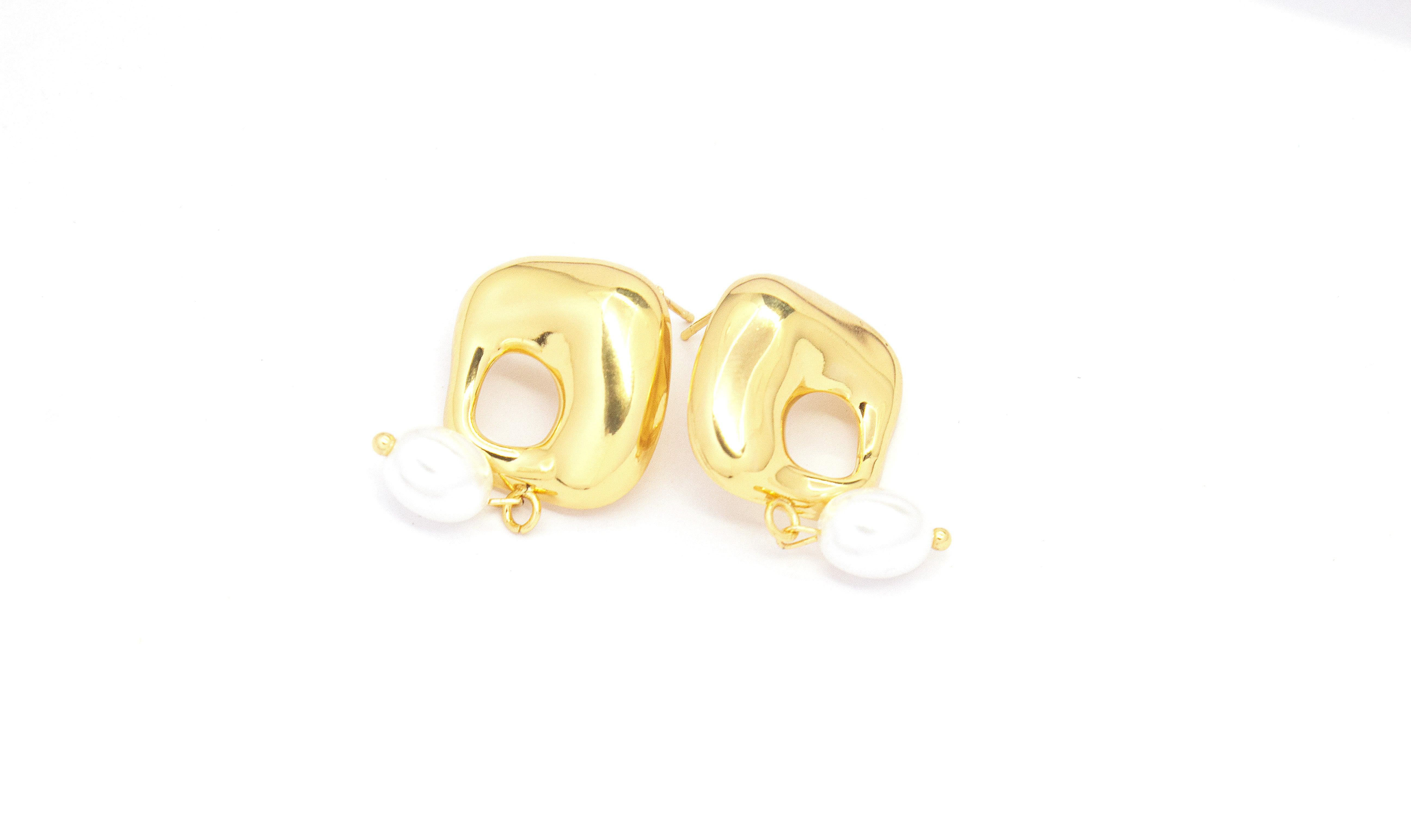 MODERN GOLD HOLLOW PEARL STUDS