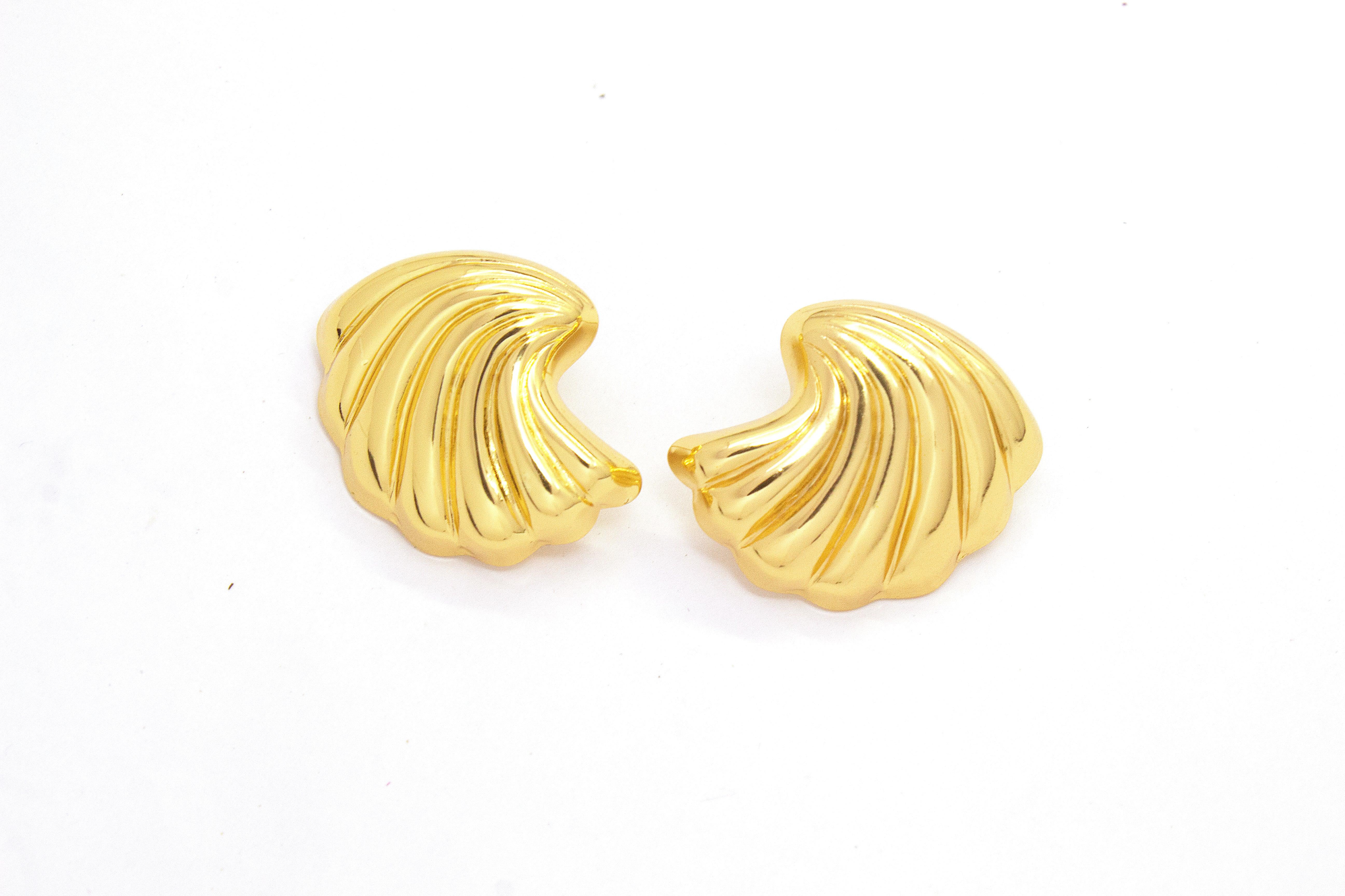 GOLDEN SEASHELL EARRINGS