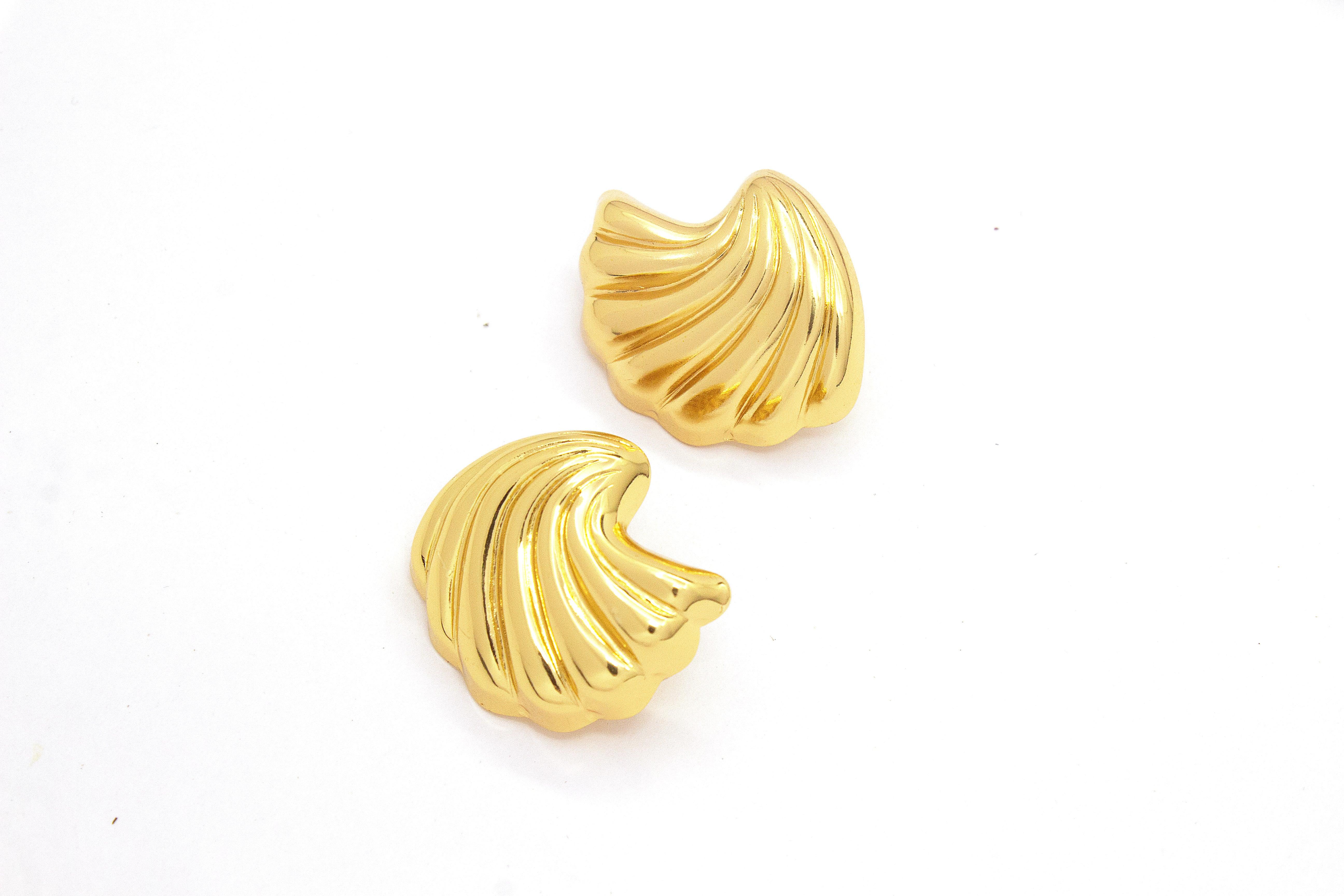 GOLDEN SEASHELL EARRINGS