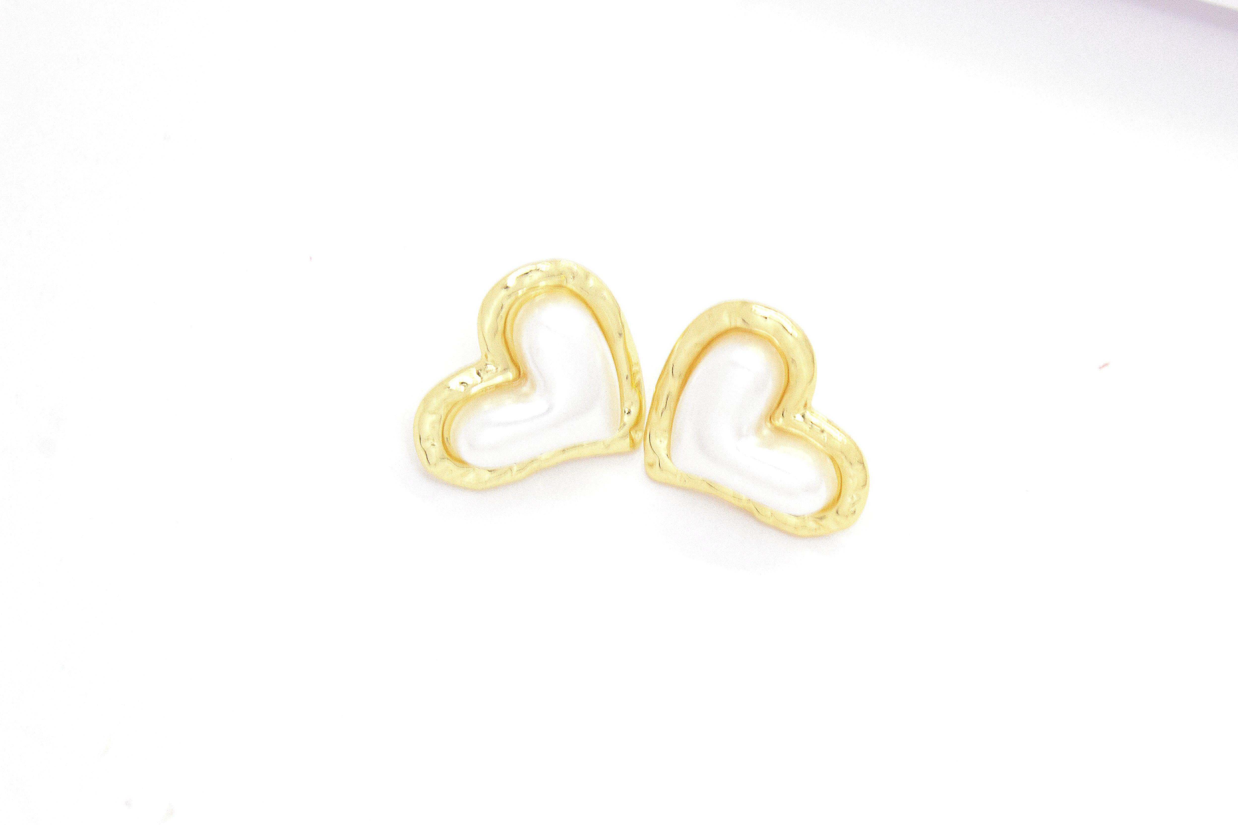 PEARLESCENT HEART STUD EARRINGS