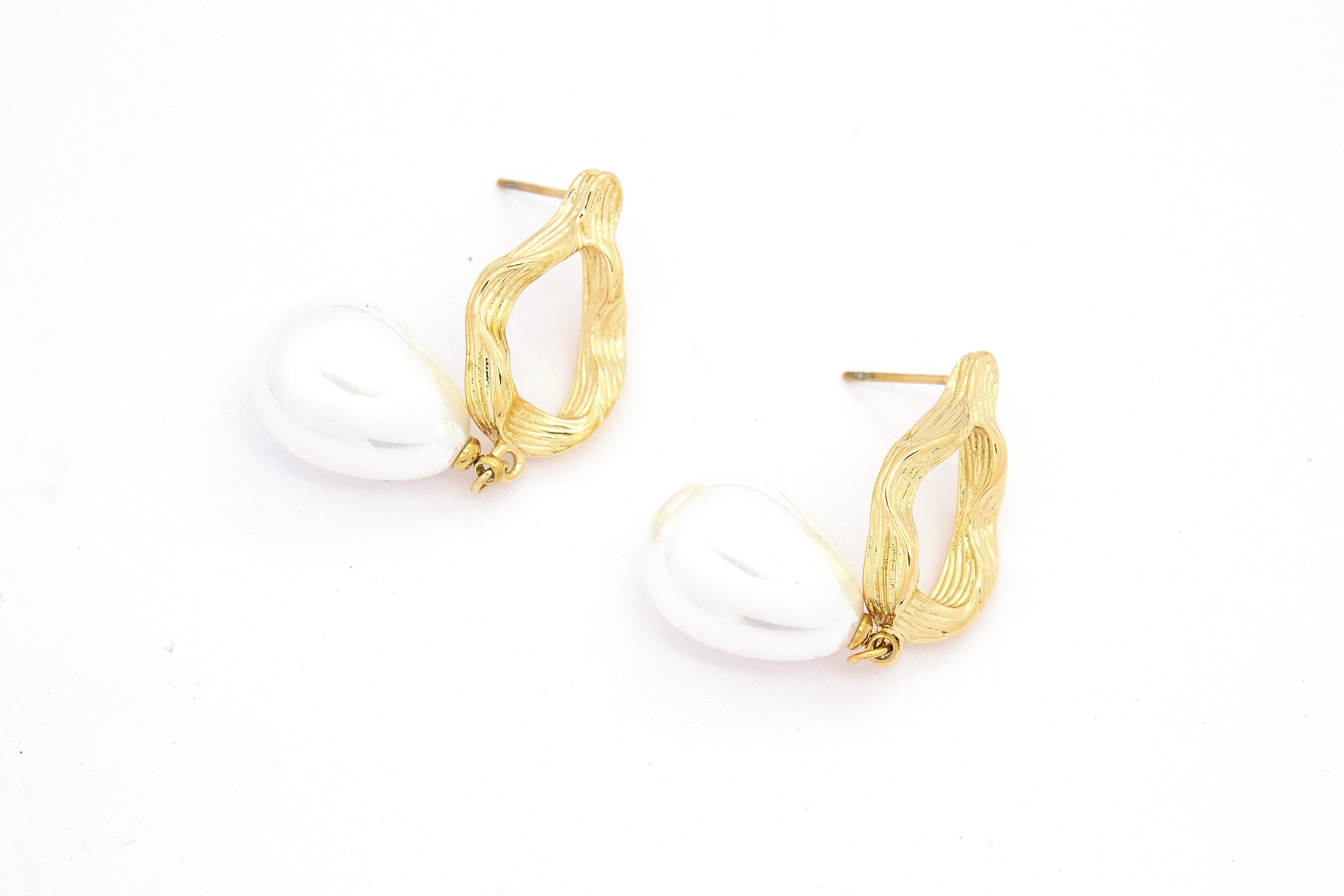 SCULPTED GOLD & PEARL DROP EARRINGS