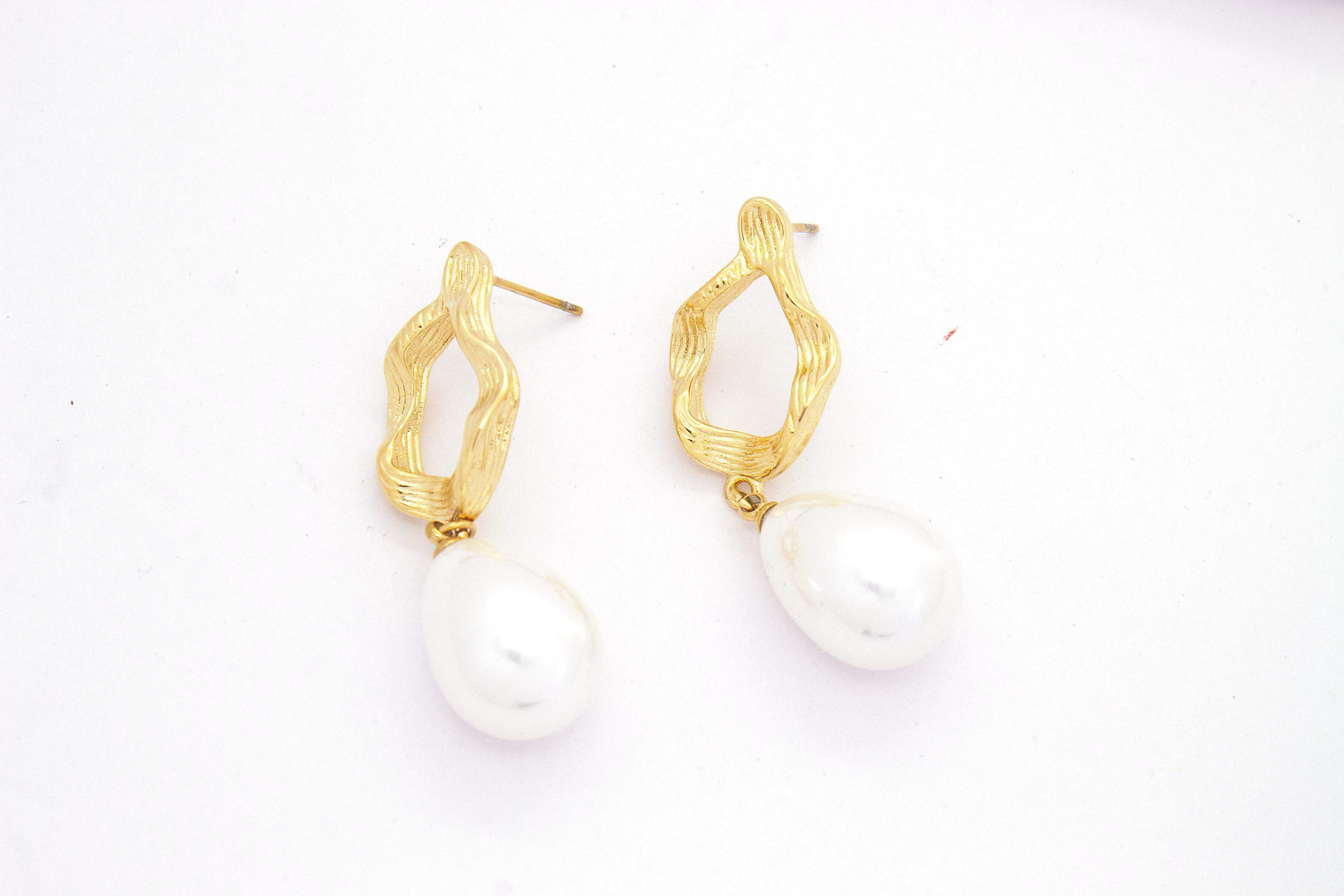 SCULPTED GOLD & PEARL DROP EARRINGS