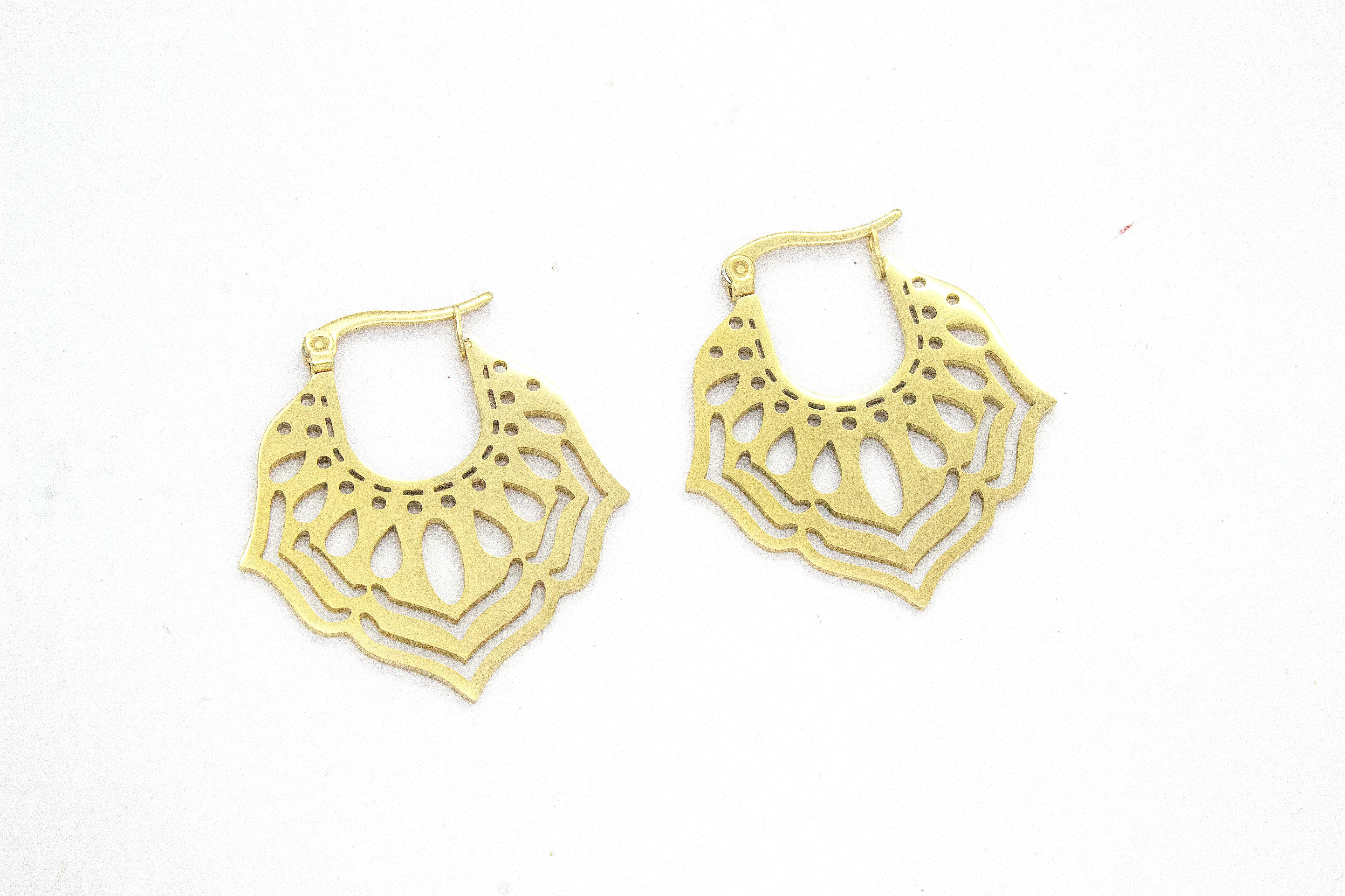 CUTOUT FAN HOOP EARRINGS