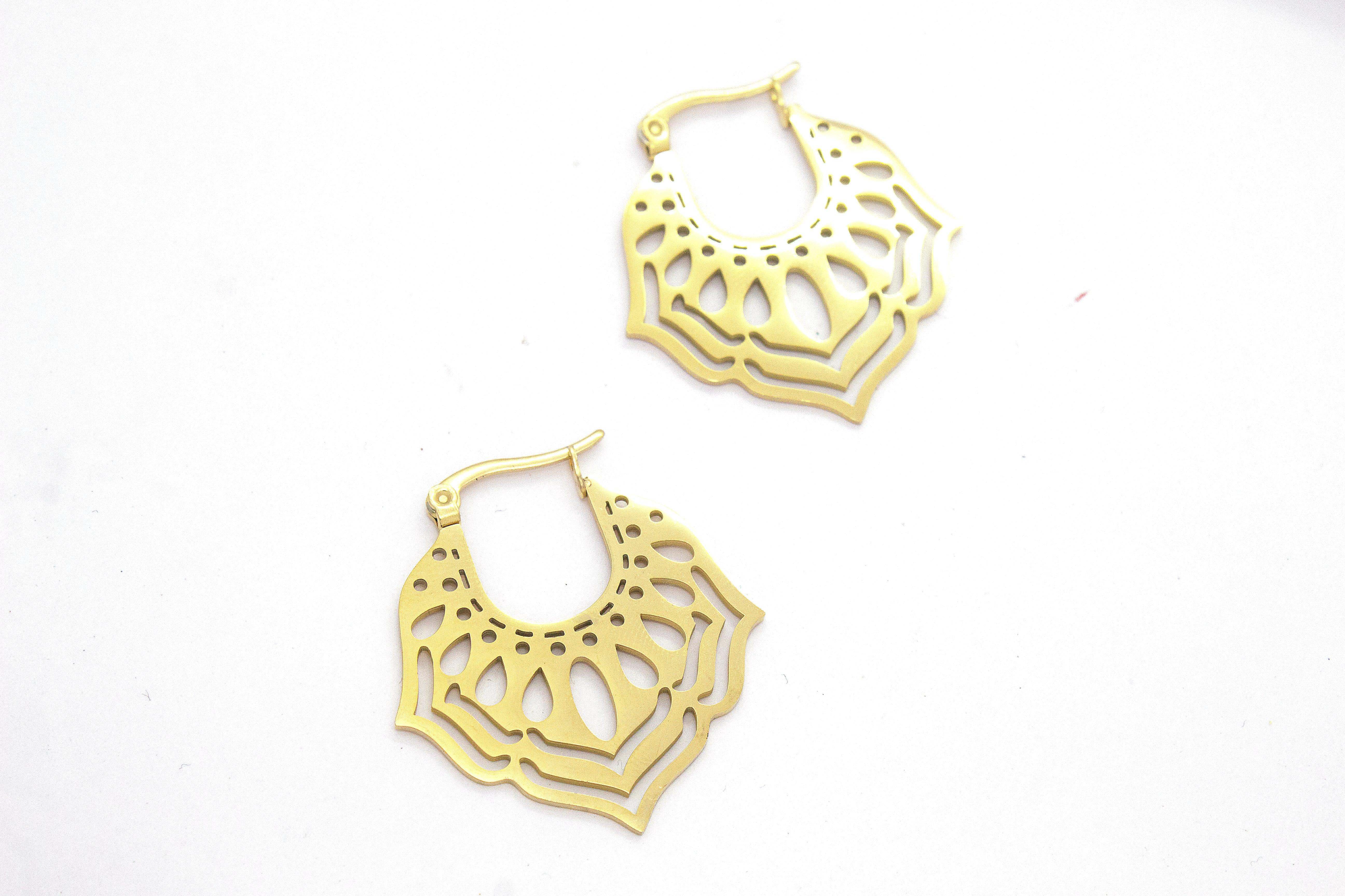 CUTOUT FAN HOOP EARRINGS