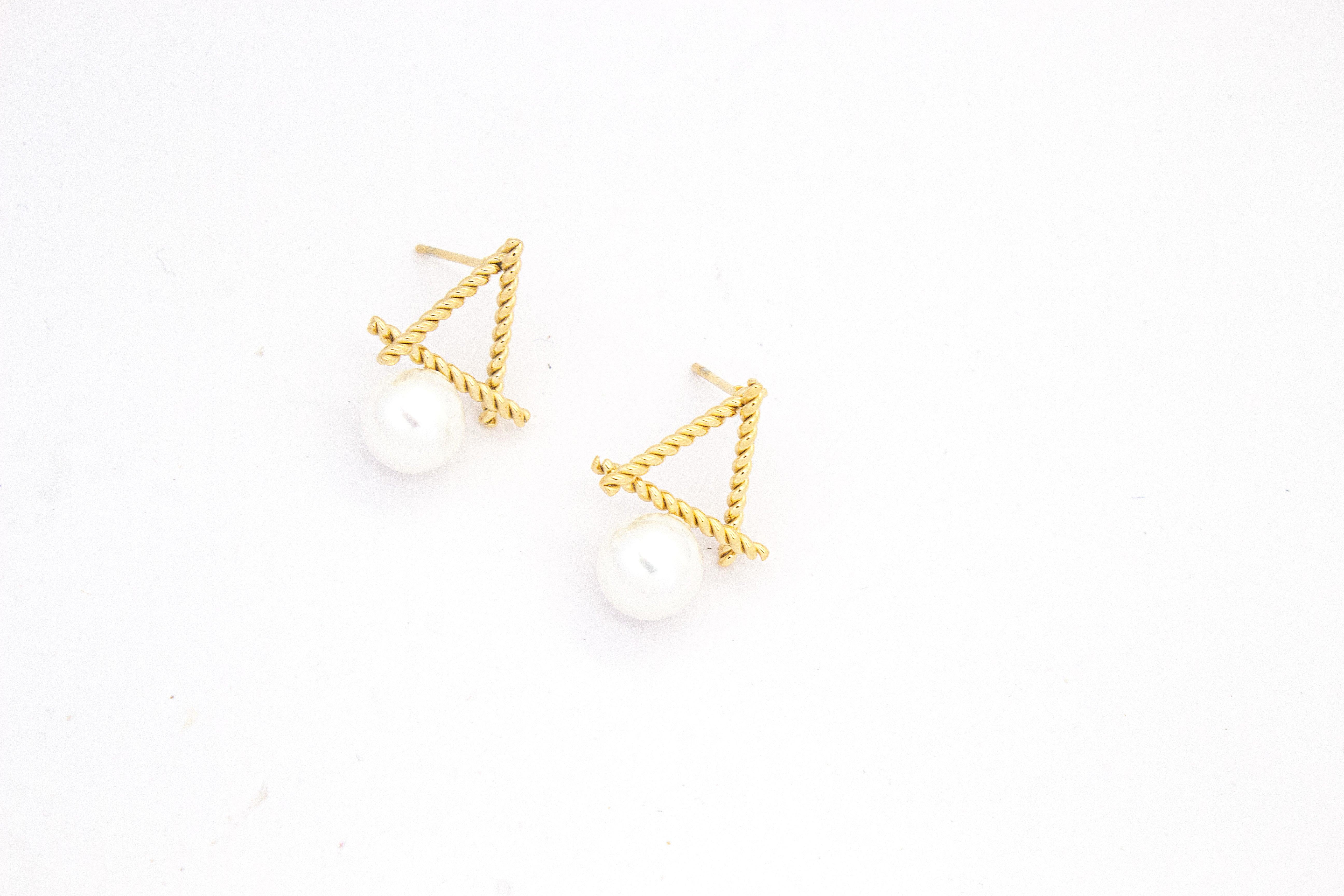 TWISTED TRIANGLE PEARL STUD EARRINGS