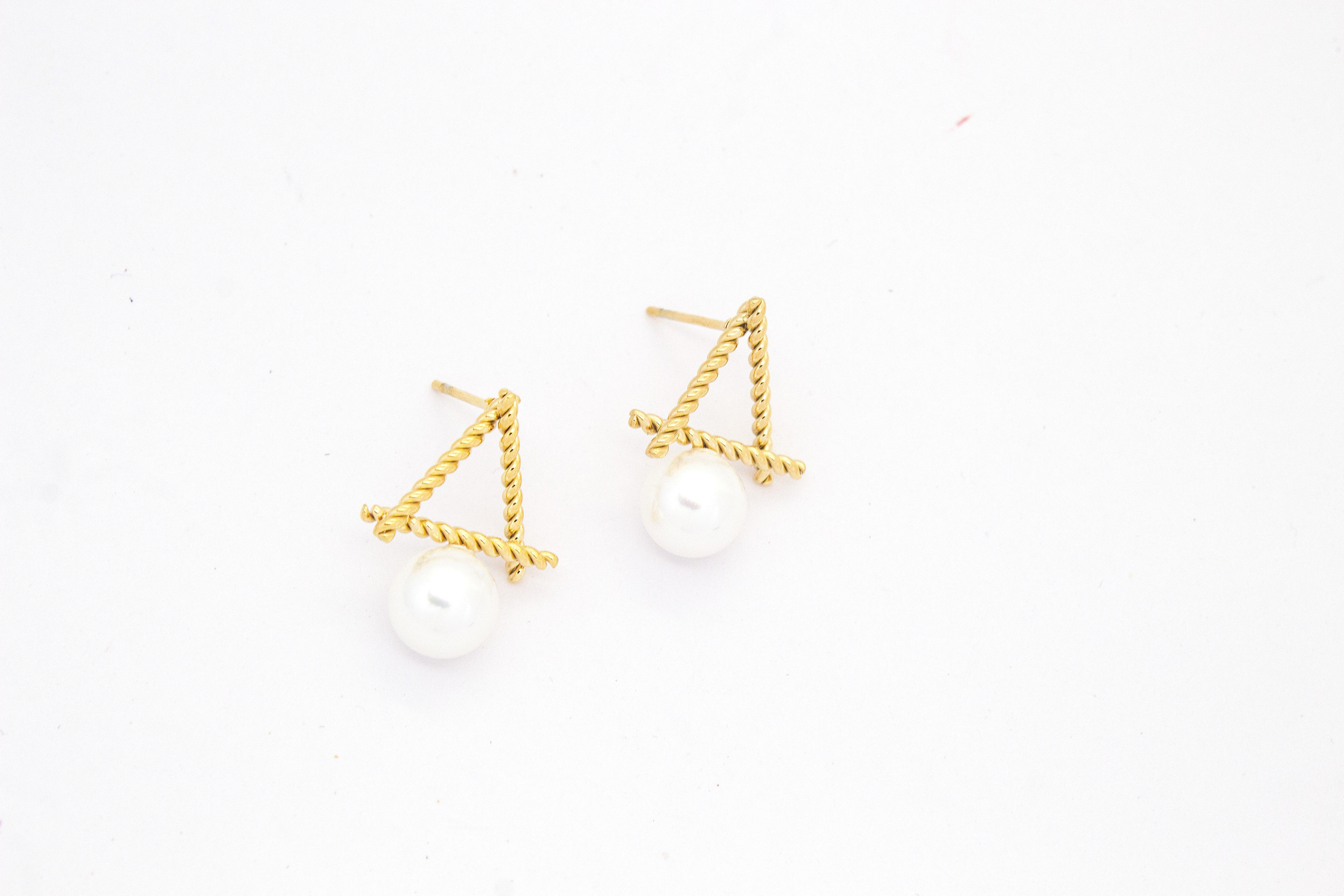 TWISTED TRIANGLE PEARL STUD EARRINGS