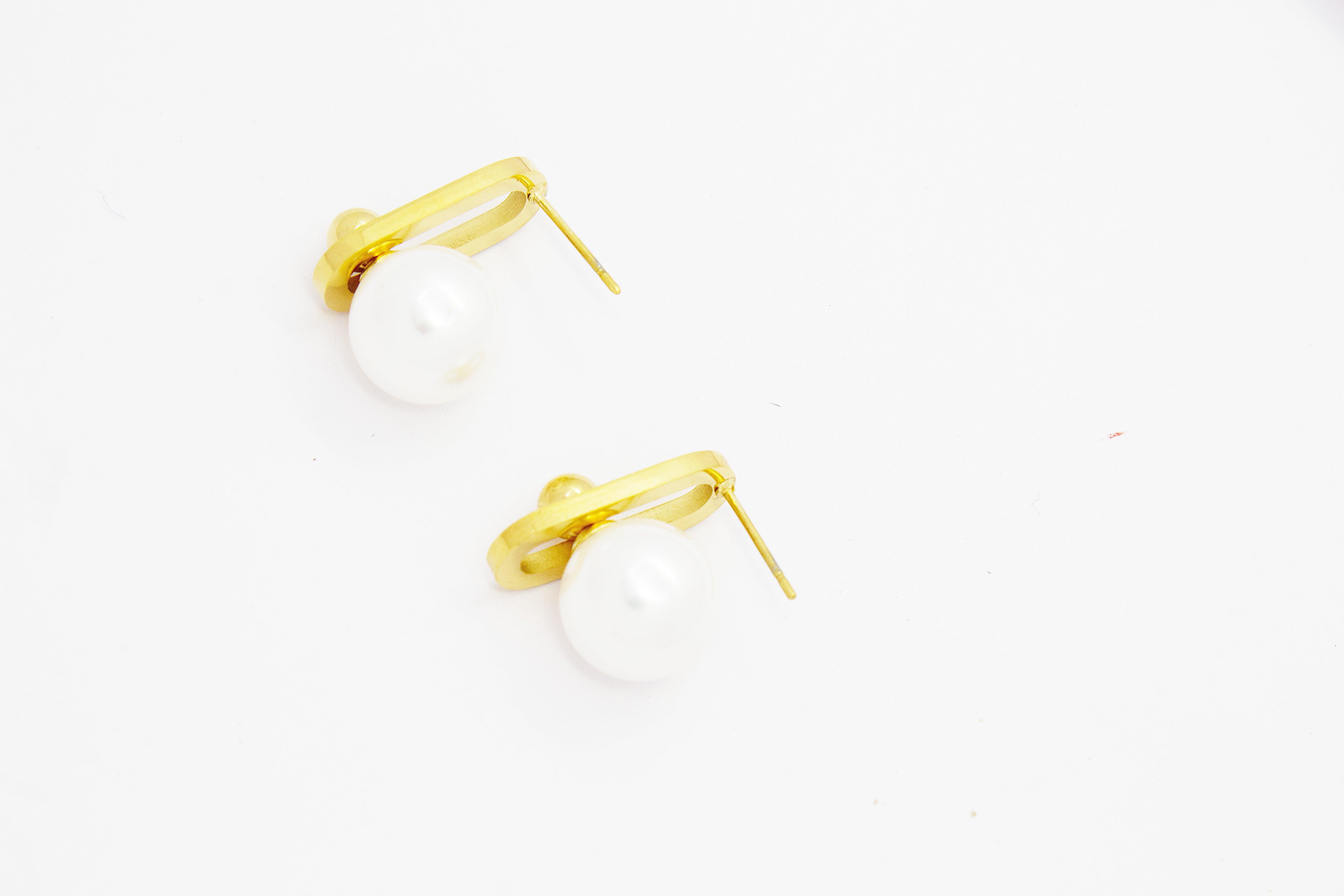 GEOMETRIC PEARL STUD EARRINGS