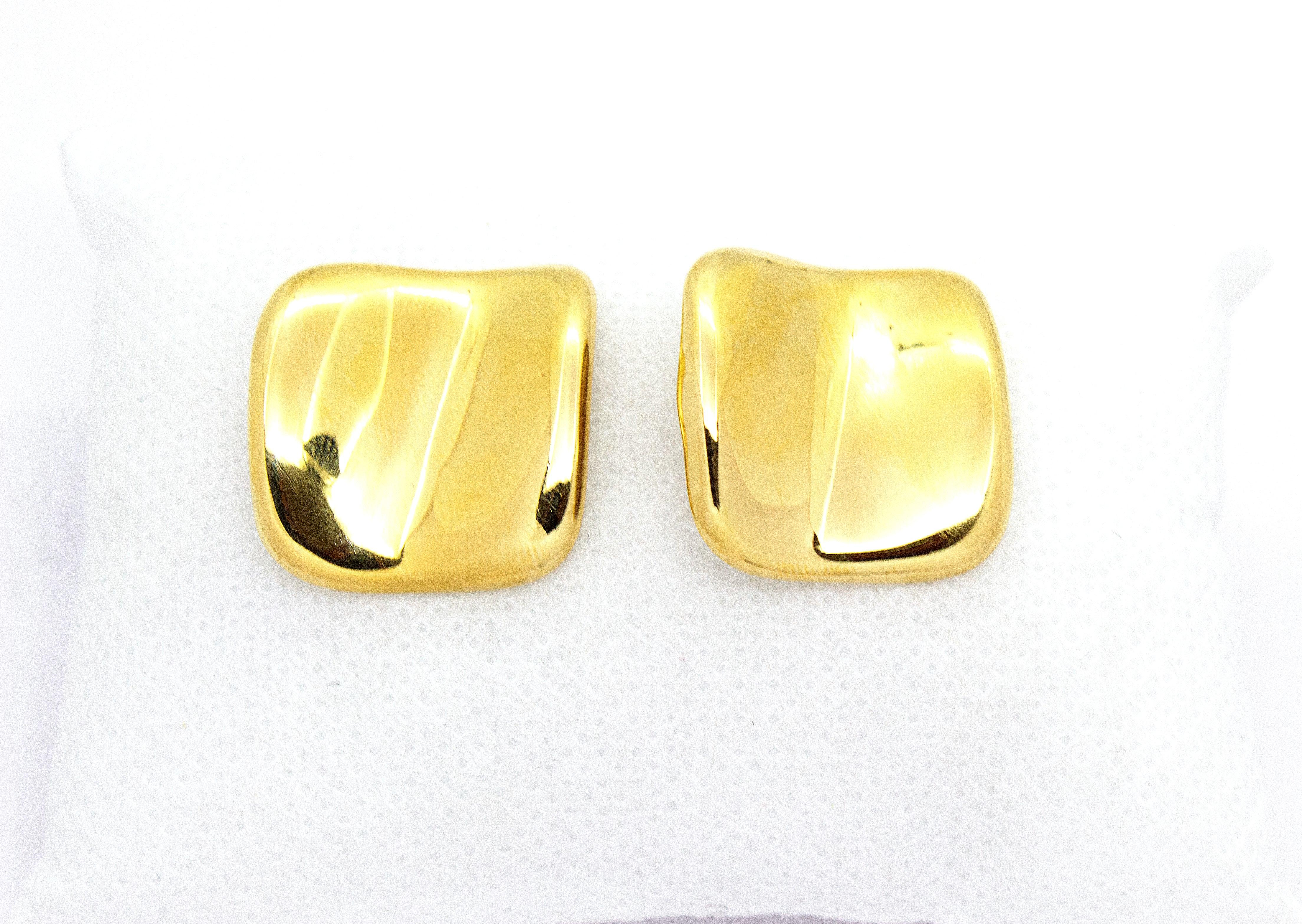 BOLD SCULPTED SQUARE STUD EARRINGS