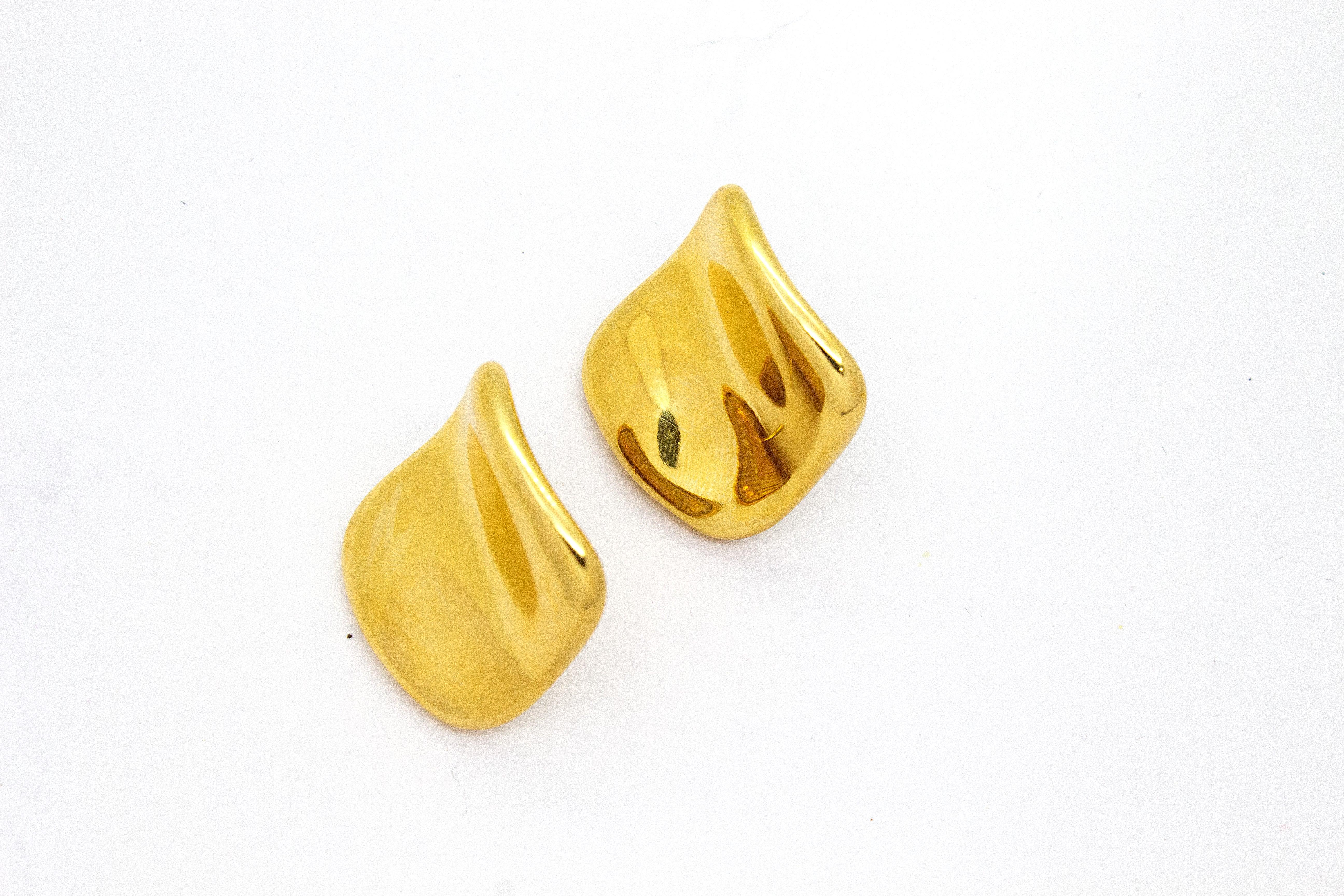 BOLD SCULPTED SQUARE STUD EARRINGS
