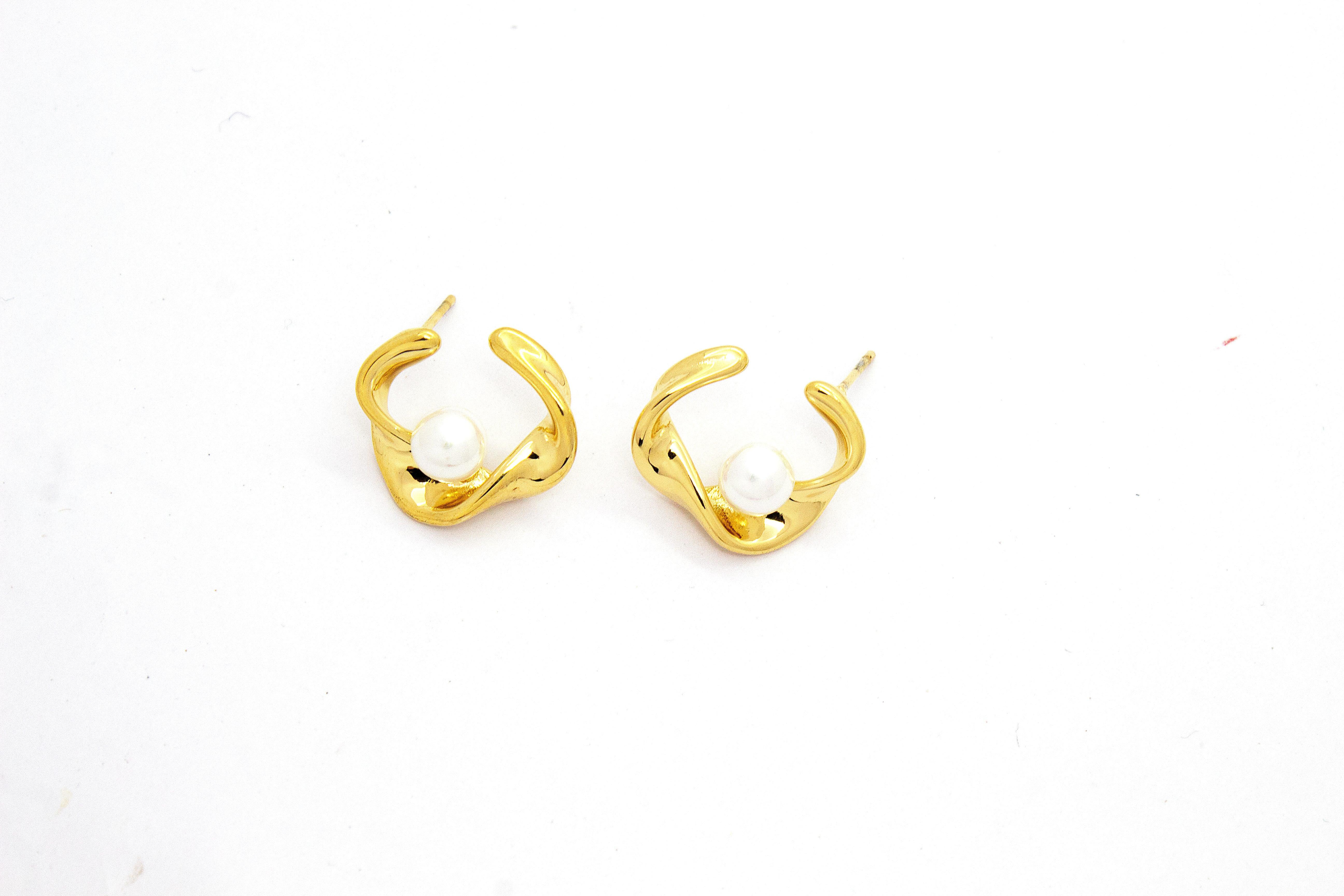 SCULPTED GOLD PEARL STUD EARRINGS