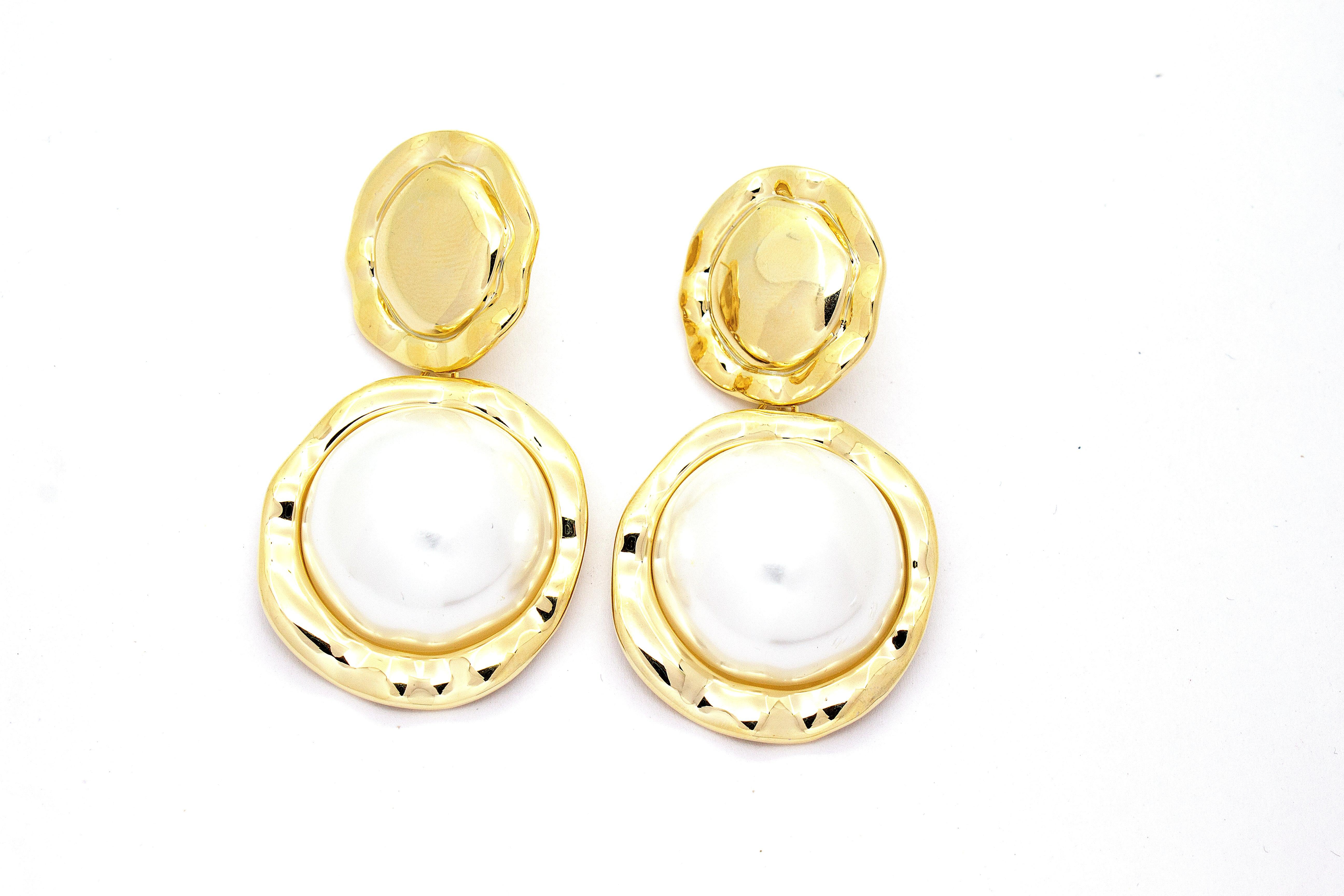 HAMMERED DUAL-DOME DROP PEARL EARRINGS
