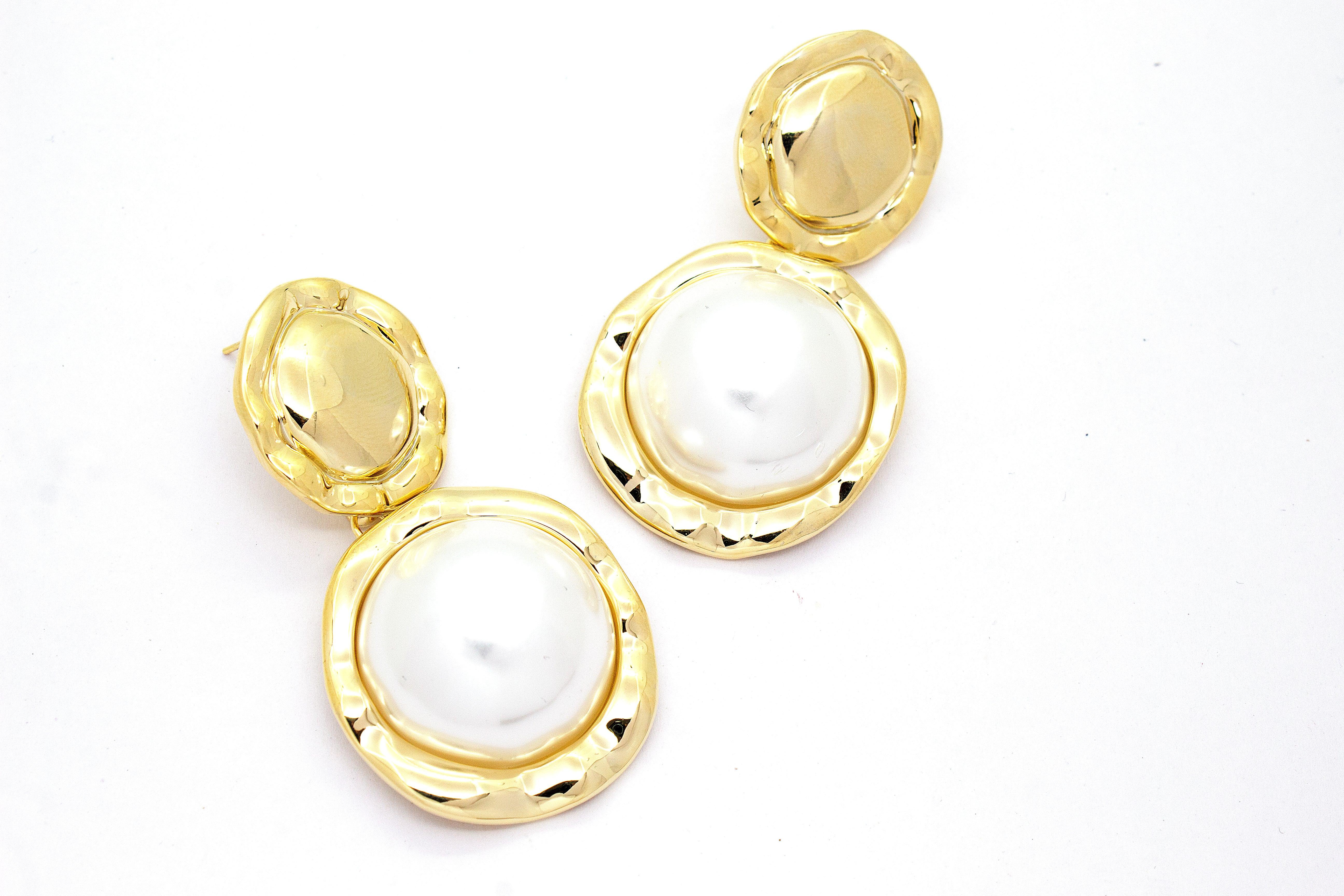 HAMMERED DUAL-DOME DROP PEARL EARRINGS