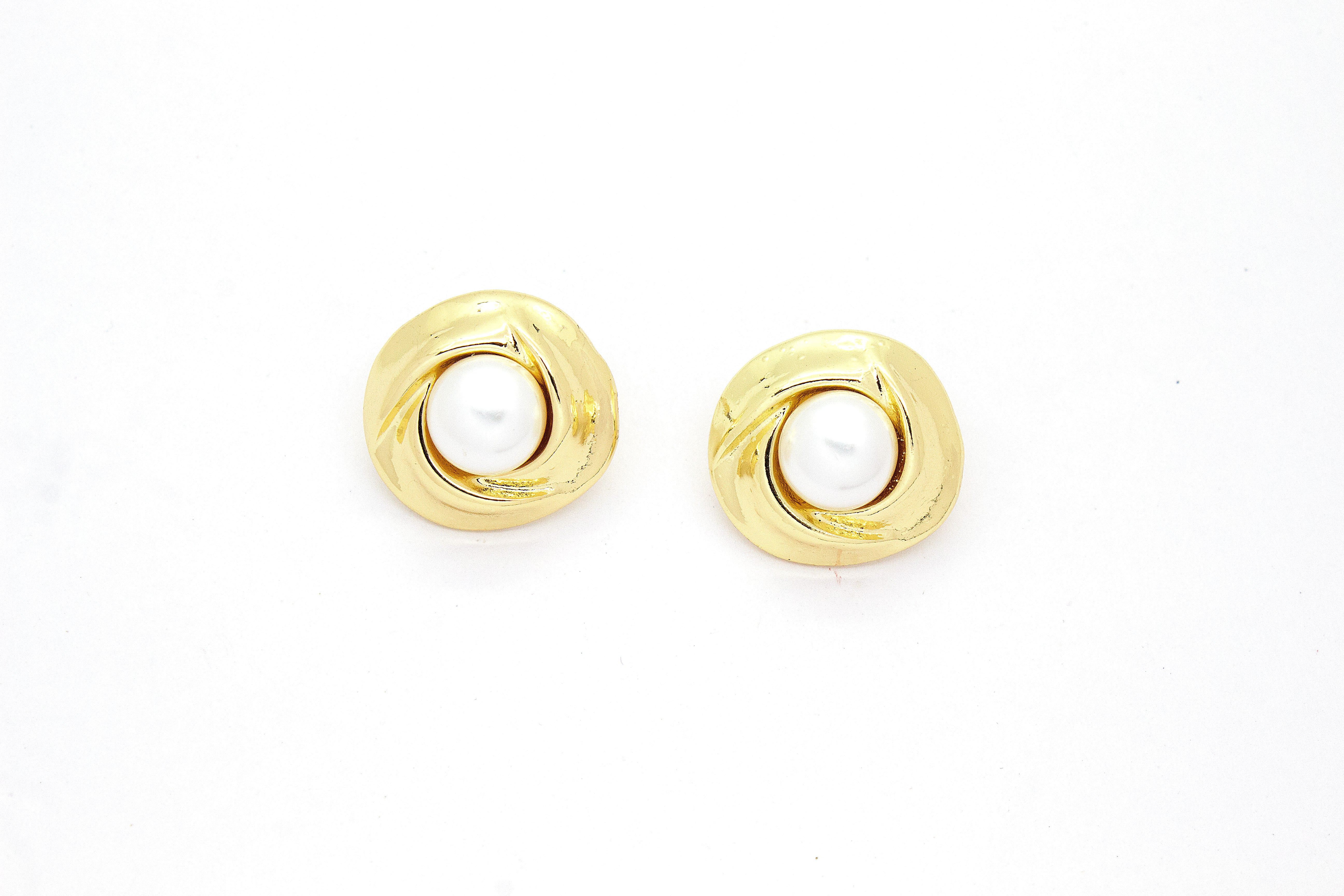 LUSTROUS PEARL SWIRL STUD EARRINGS