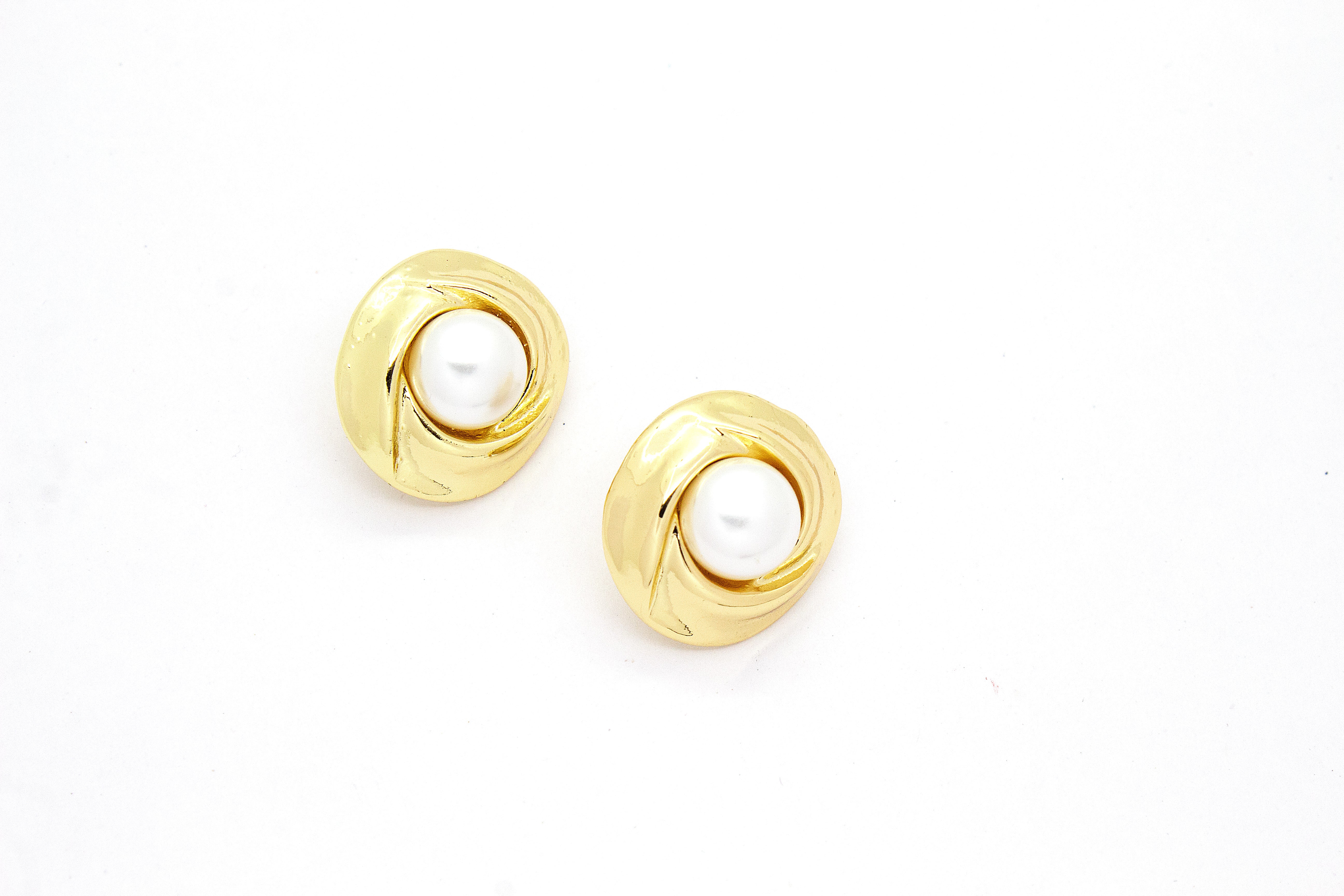 LUSTROUS PEARL SWIRL STUD EARRINGS