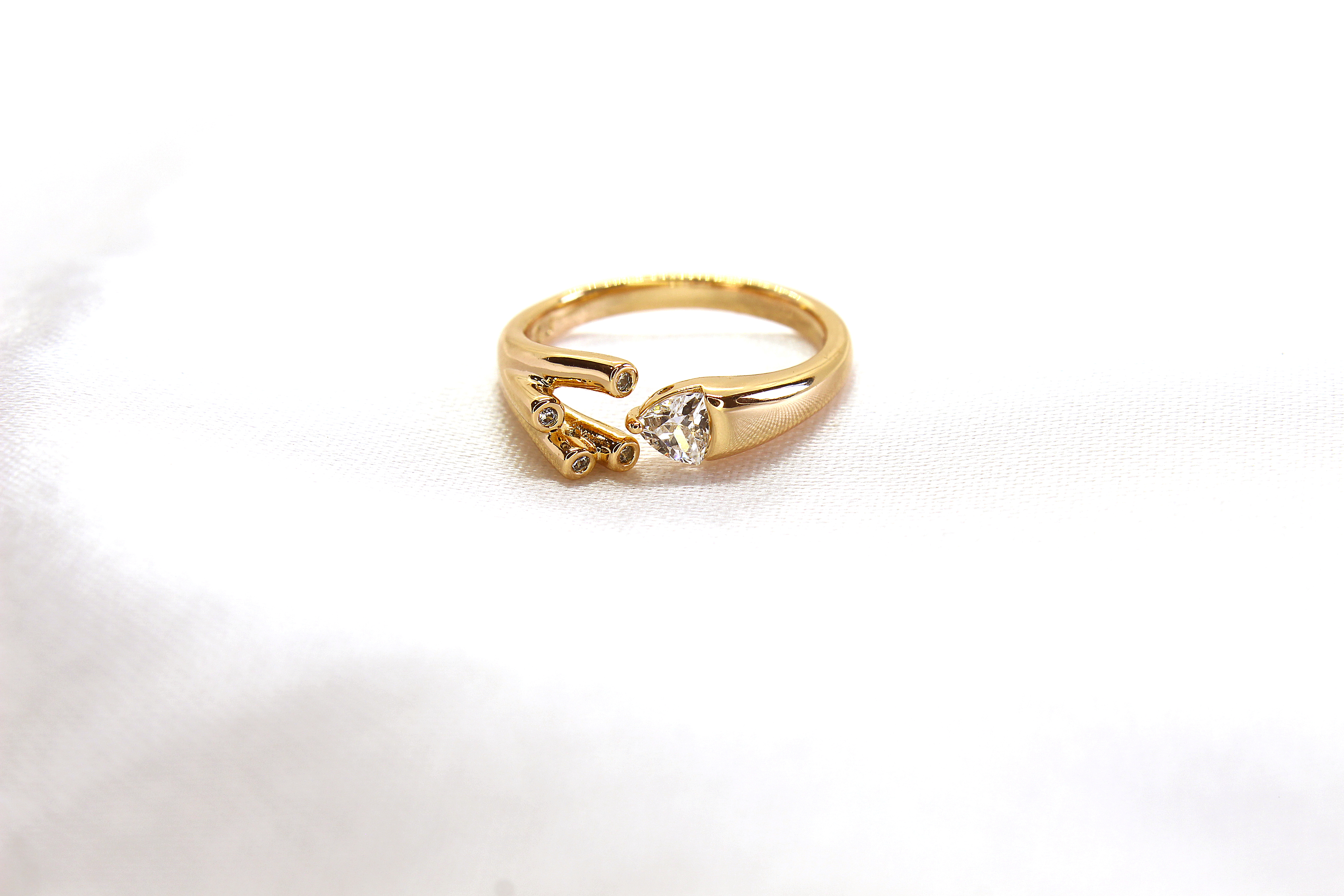 MODERN TEARDROP OPEN BAND RING