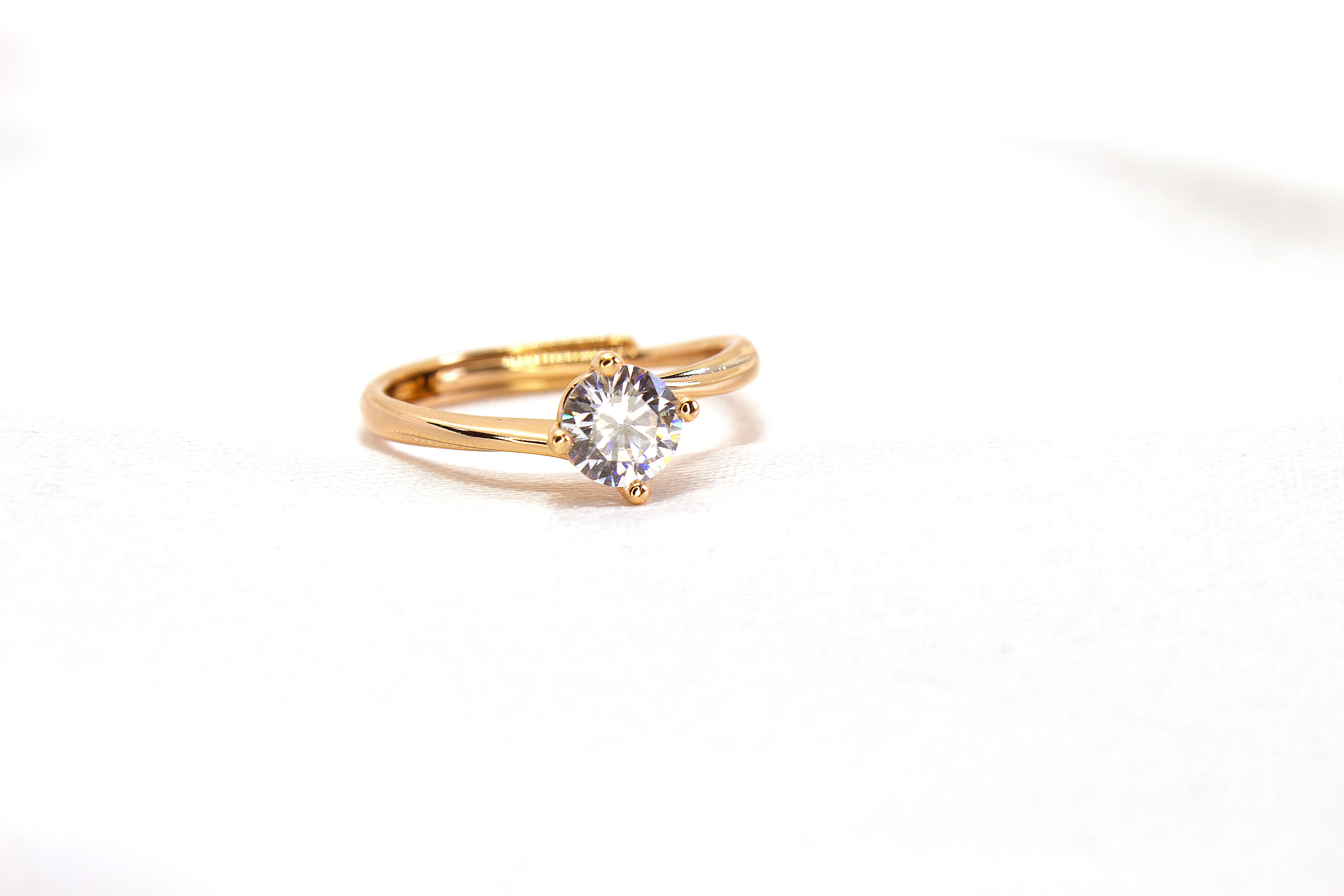 SOLITAIRE TWIST BAND RING