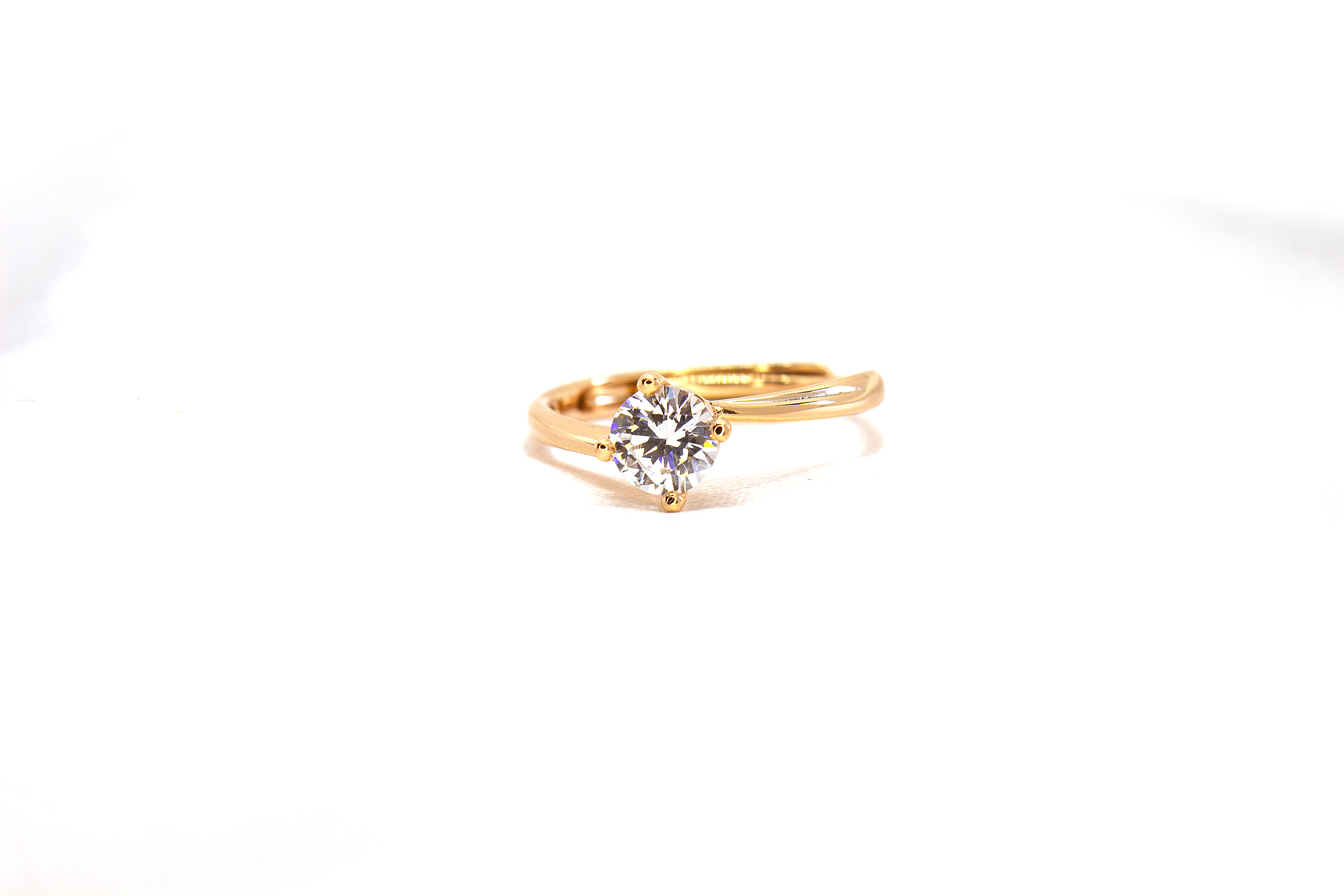 SOLITAIRE TWIST BAND RING
