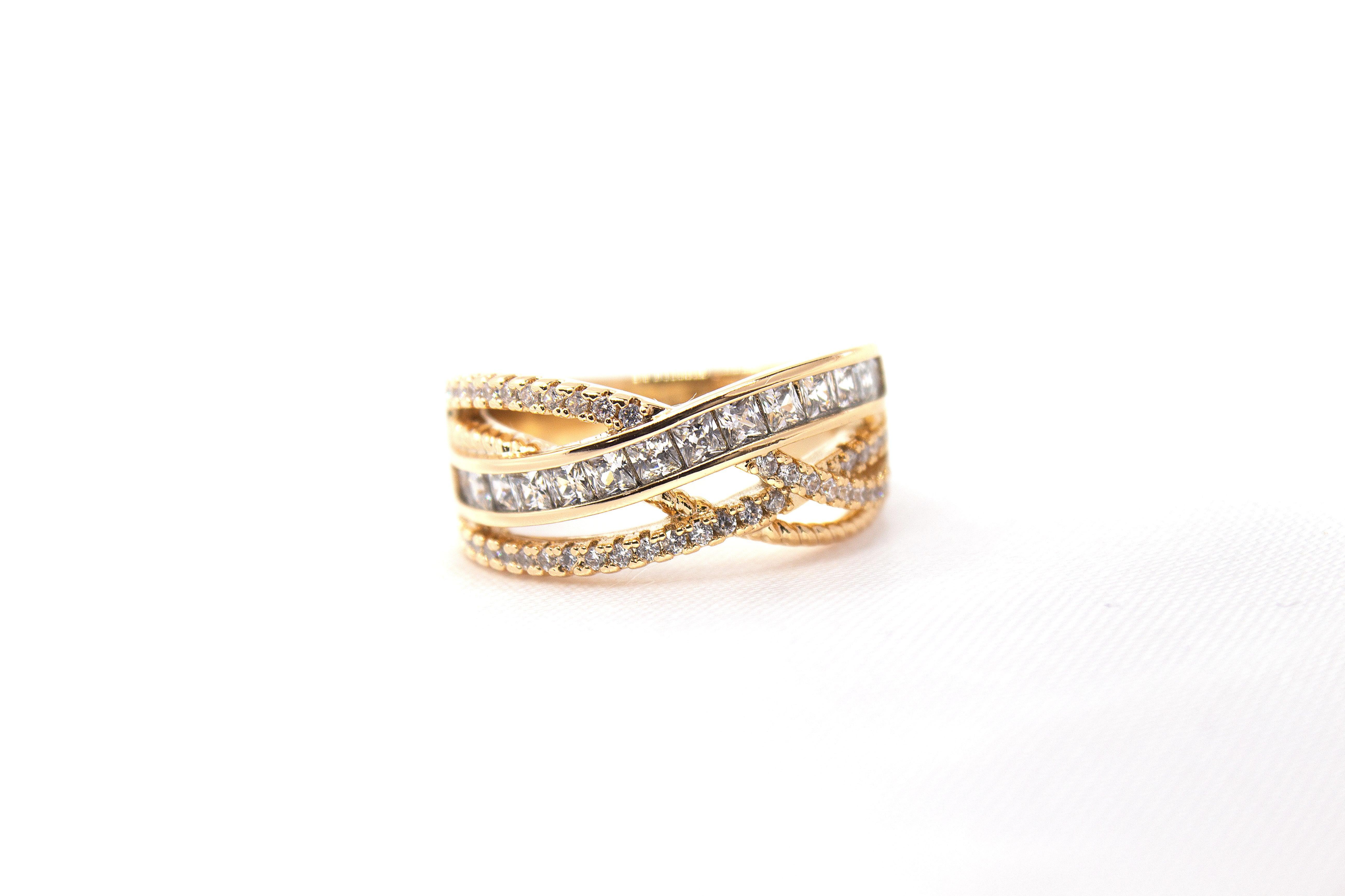 RIPLE ROW CRISS-CROSS BAND RING