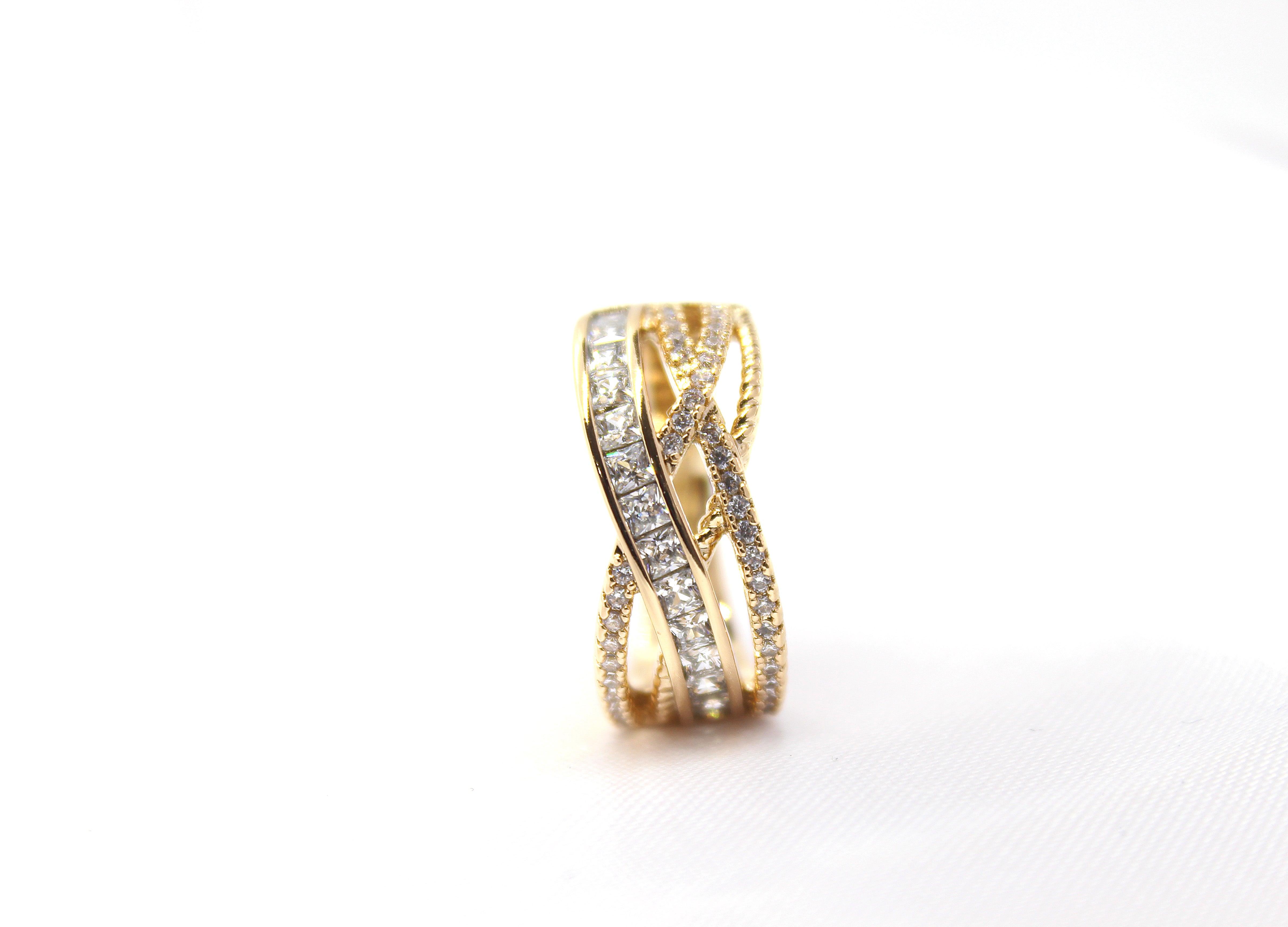 RIPLE ROW CRISS-CROSS BAND RING