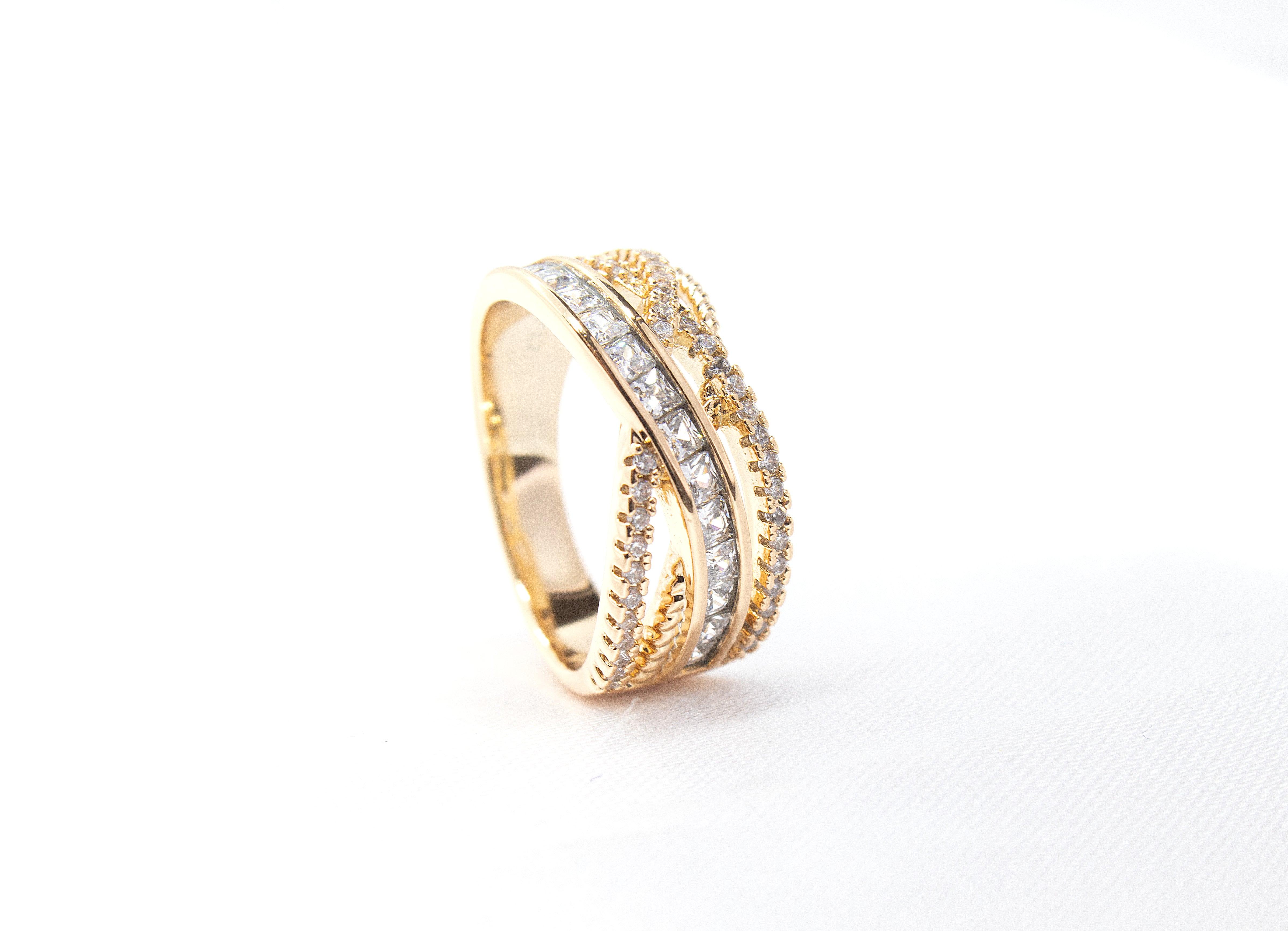 RIPLE ROW CRISS-CROSS BAND RING