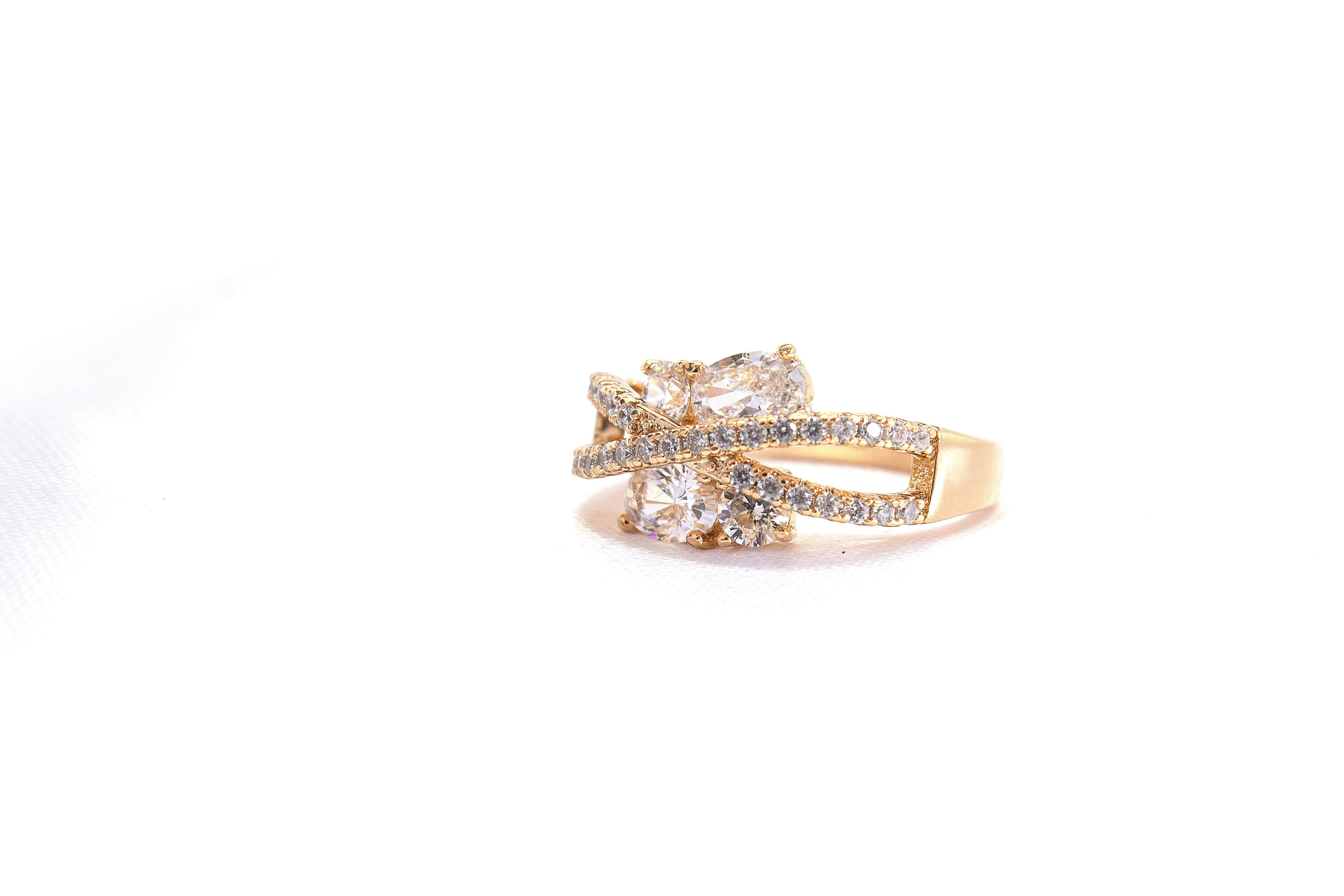 STATEMENT CROSSOVER TWIN STONES RING