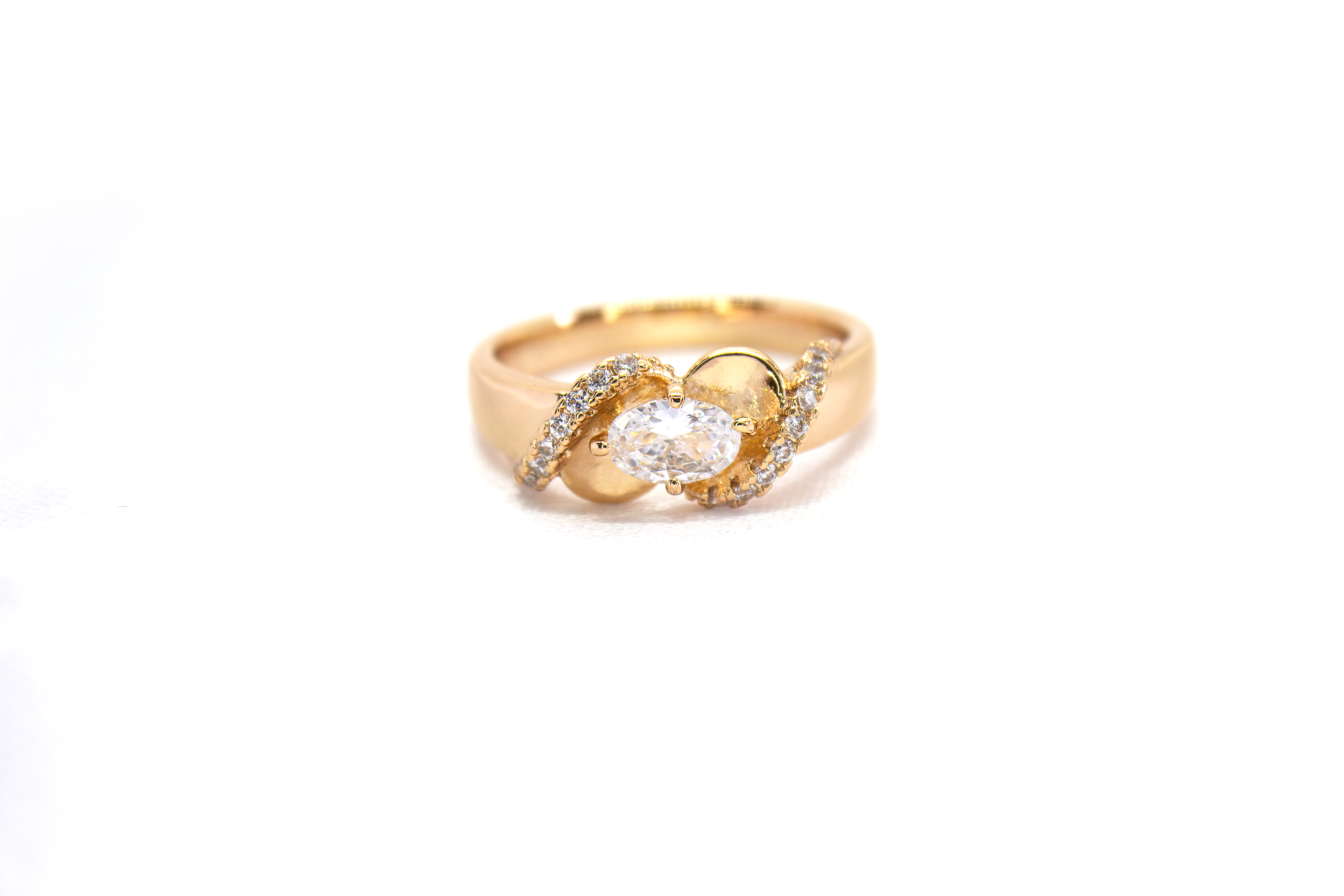 ELEGANT OVAL SOLITAIRE RING