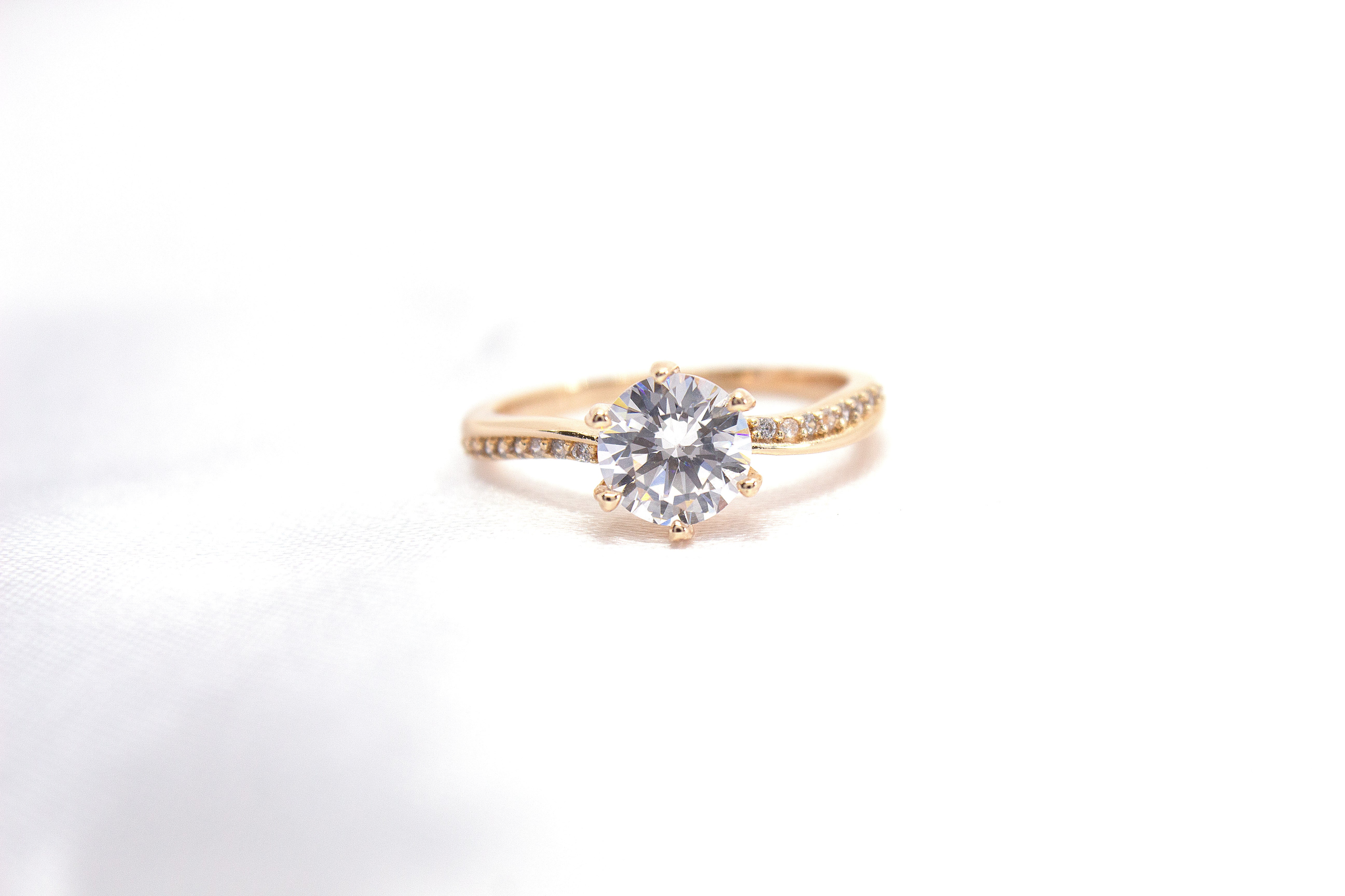 RADIANT CLASSIC SOLITAIRE RING