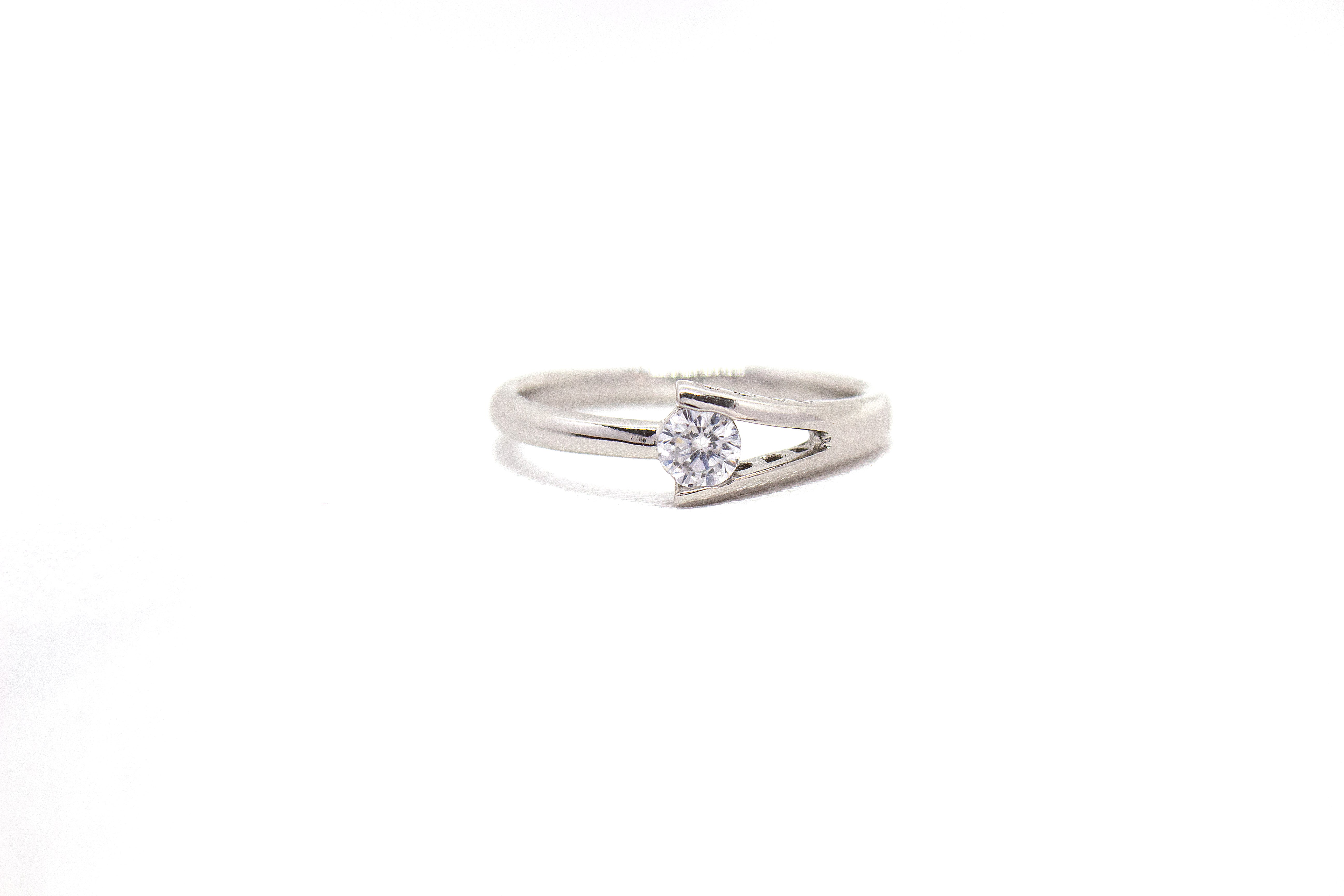 MODERN SILVER ARROW SOLITAIRE RING