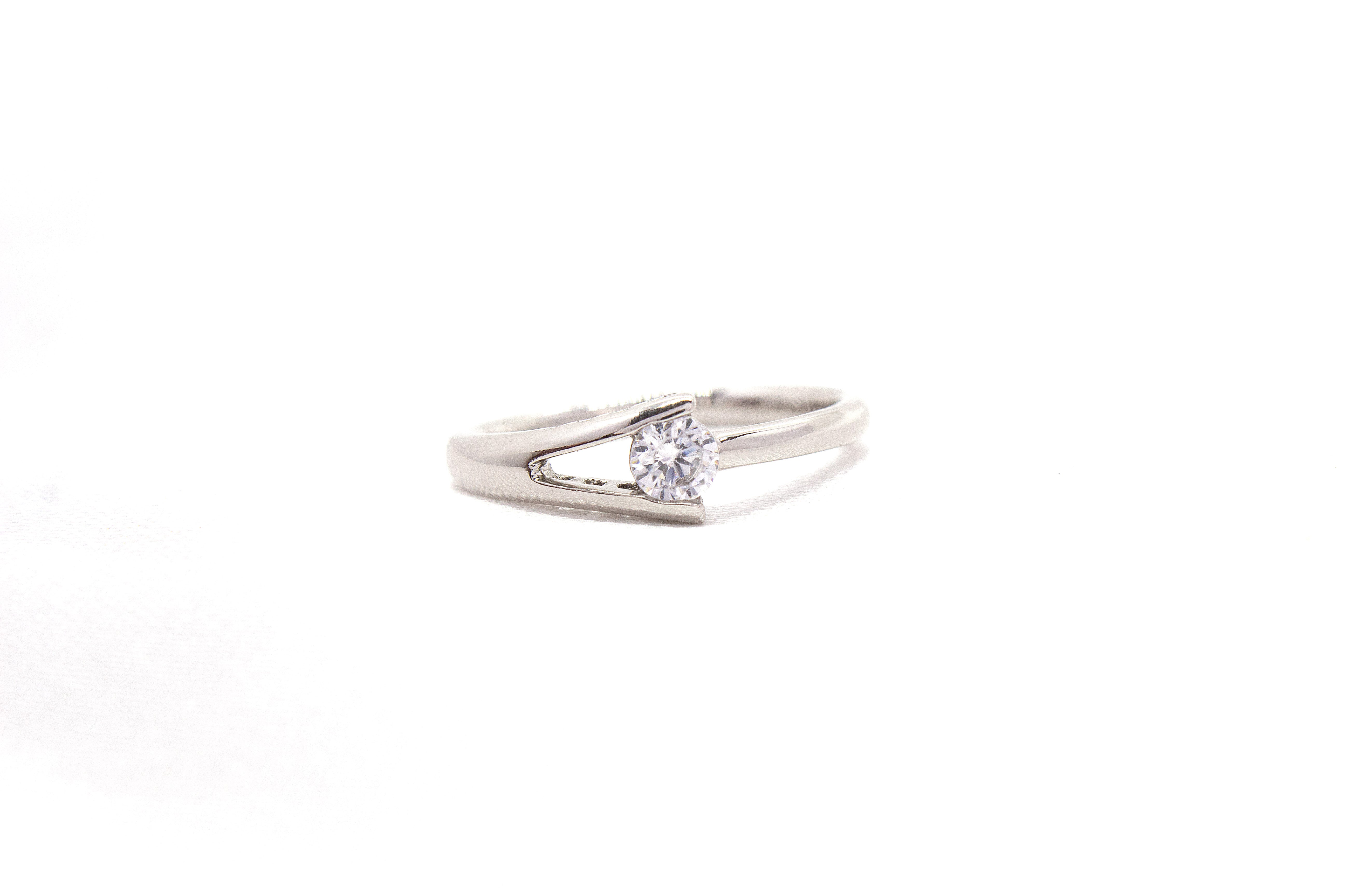 MODERN SILVER ARROW SOLITAIRE RING