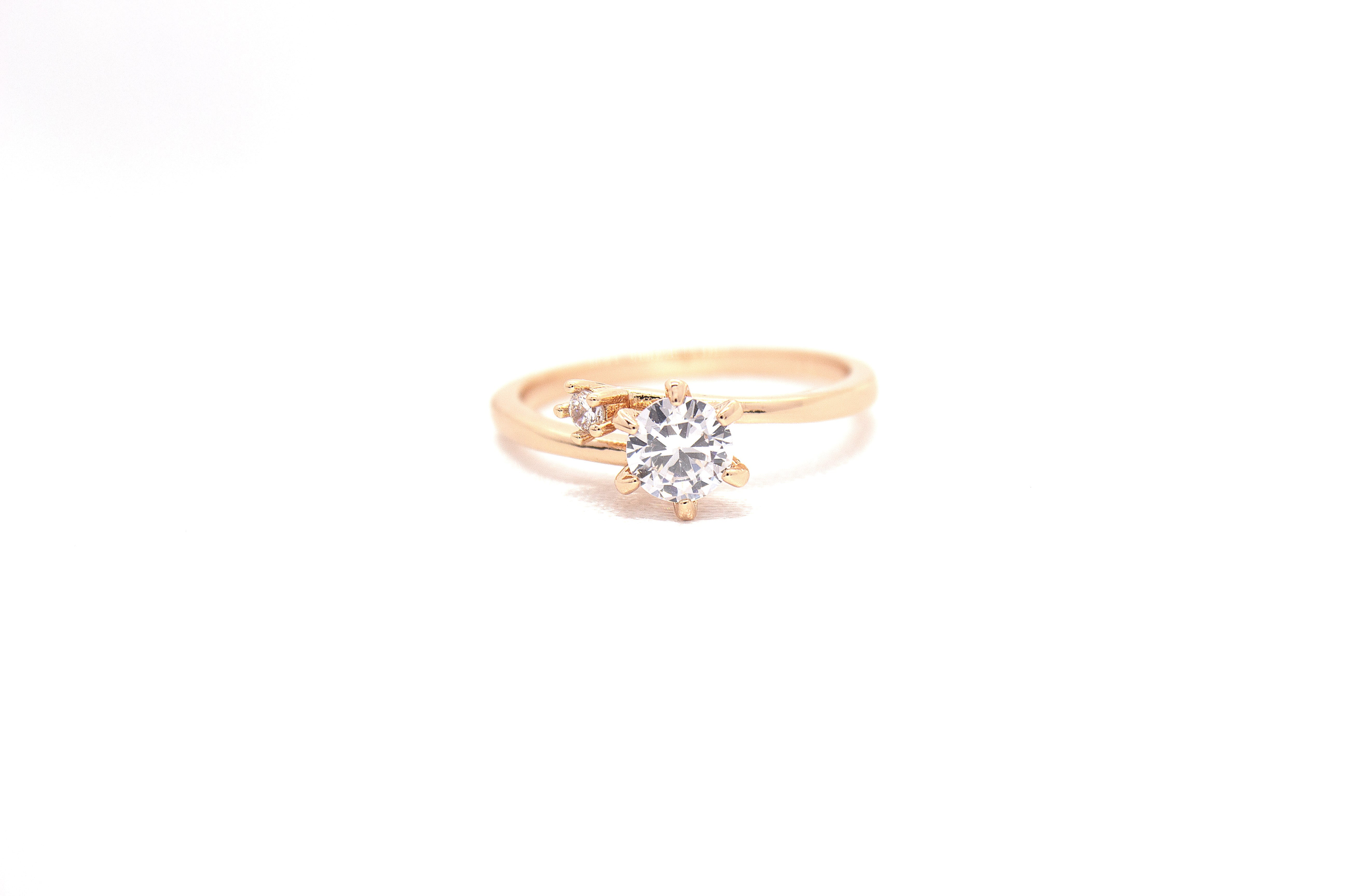 ELEGANT ROUND-CUT SOLITAIRE RING WITH SIDE ACCENTS