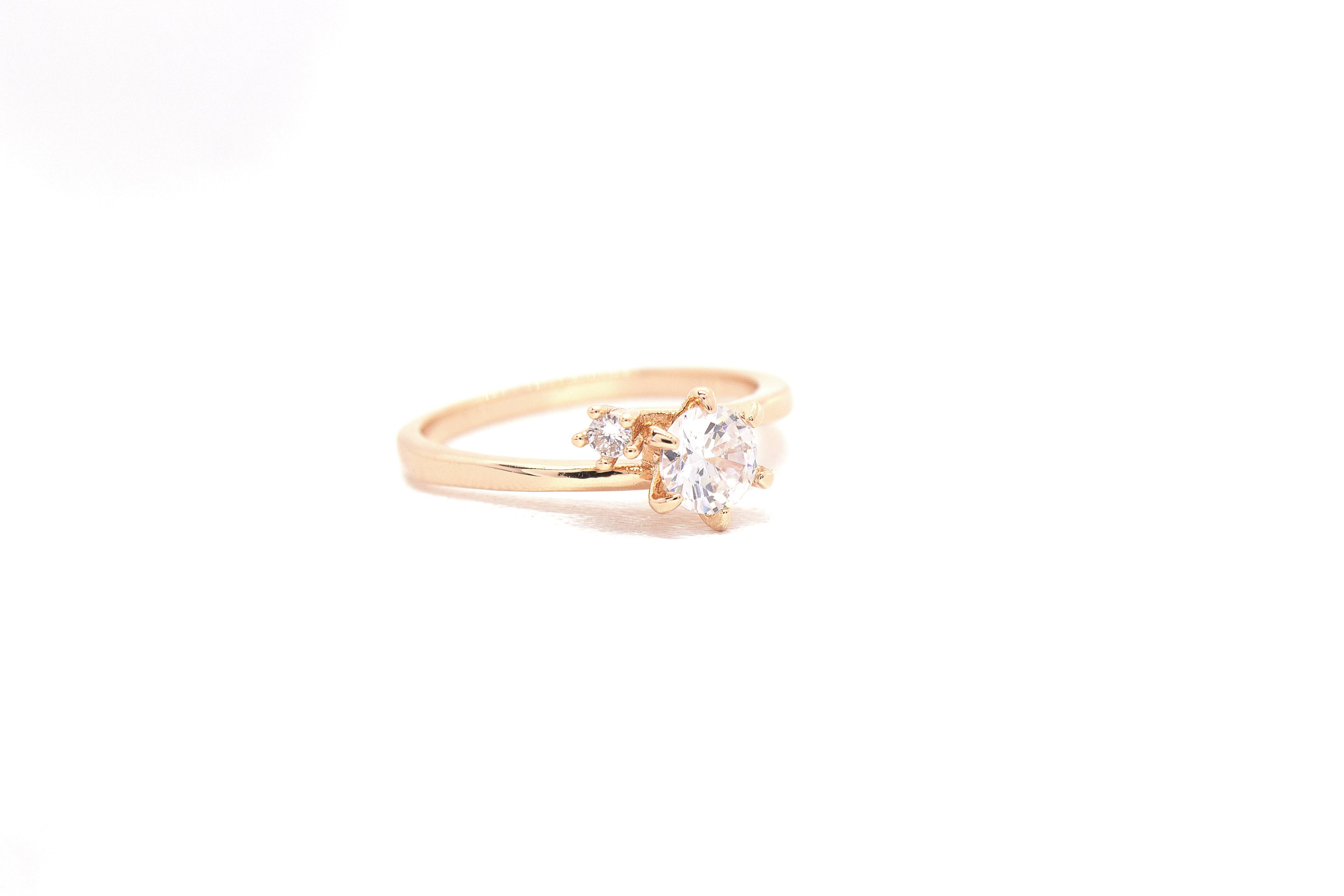 ELEGANT ROUND-CUT SOLITAIRE RING WITH SIDE ACCENTS