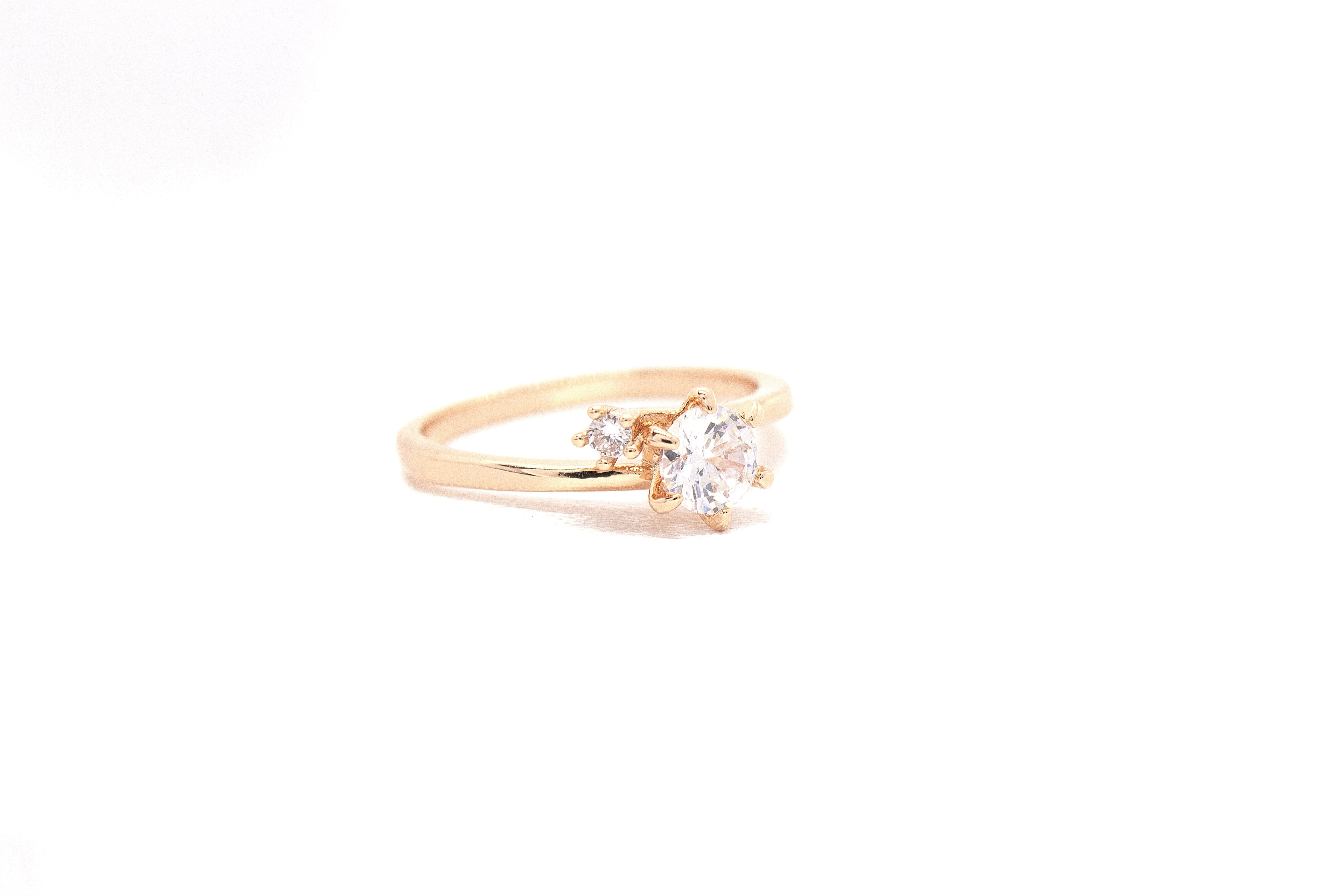ELEGANT ROUND-CUT SOLITAIRE RING WITH SIDE ACCENTS