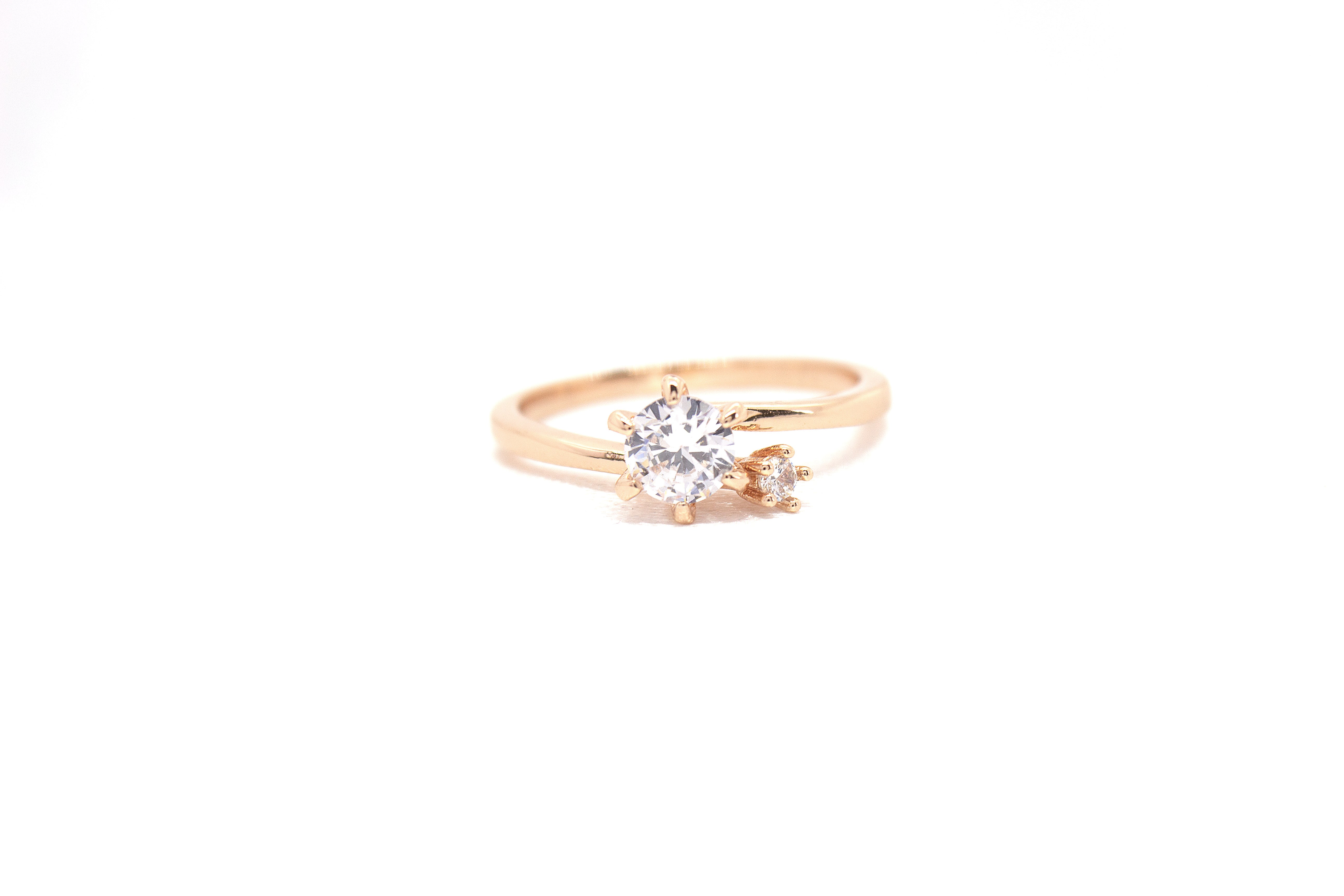 ELEGANT ROUND-CUT SOLITAIRE RING WITH SIDE ACCENTS