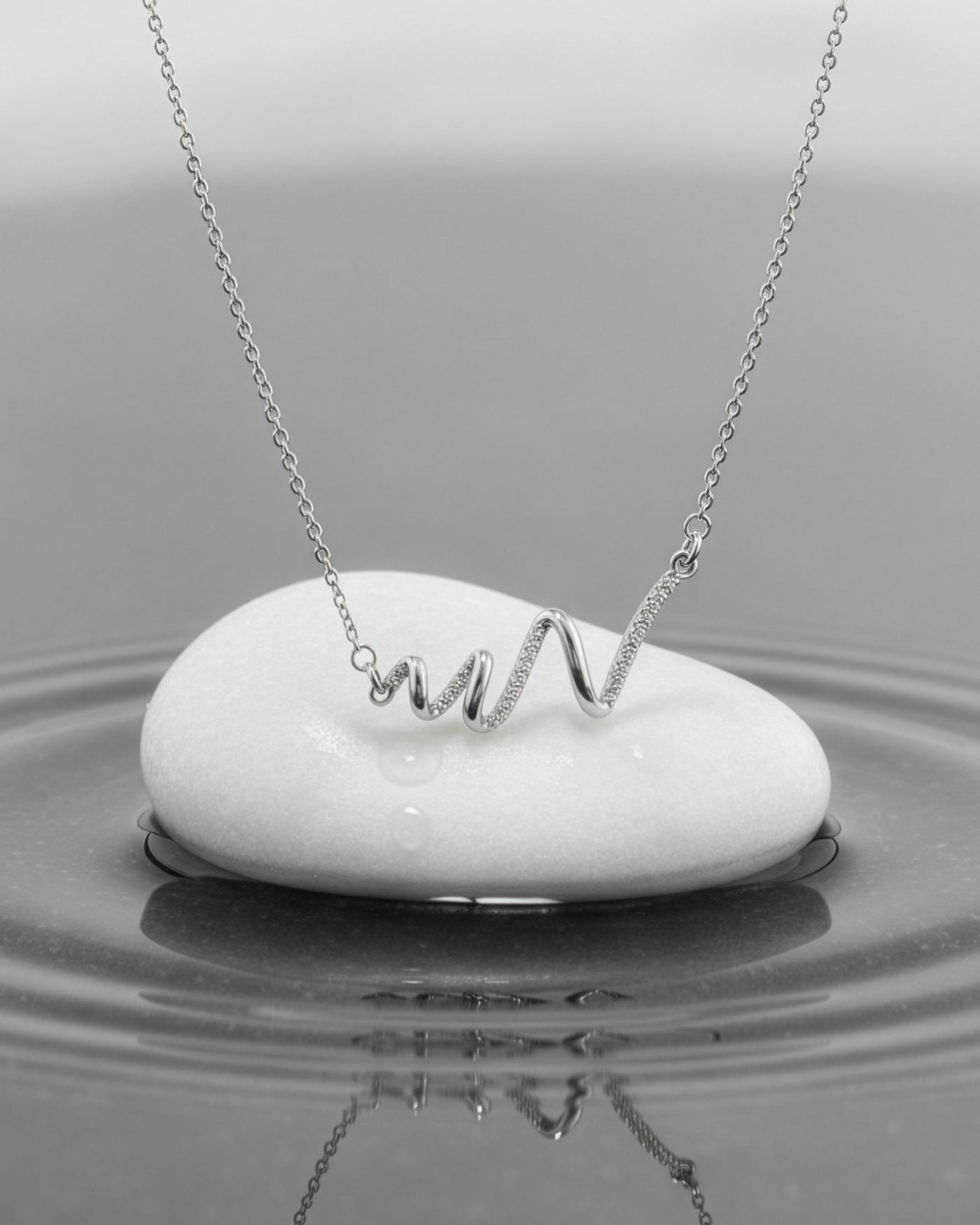 Minimal Wave Pendant Chain