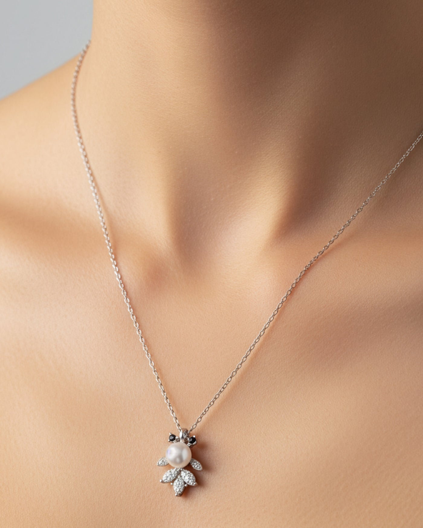 Pearl Bloom Pendant Chain